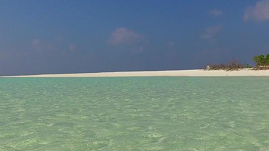 阳光明媚的海景海滩之旅在沙洲附近有白沙背景视频的预览图