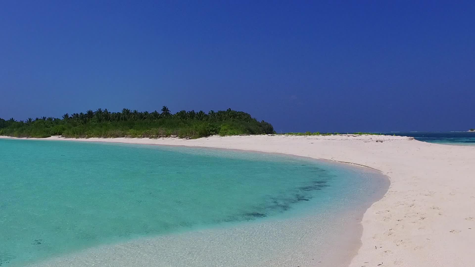 沙巴附近的蓝绿色水和白色沙滩背景的白色沙滩阳光明媚的伊德利视频的预览图