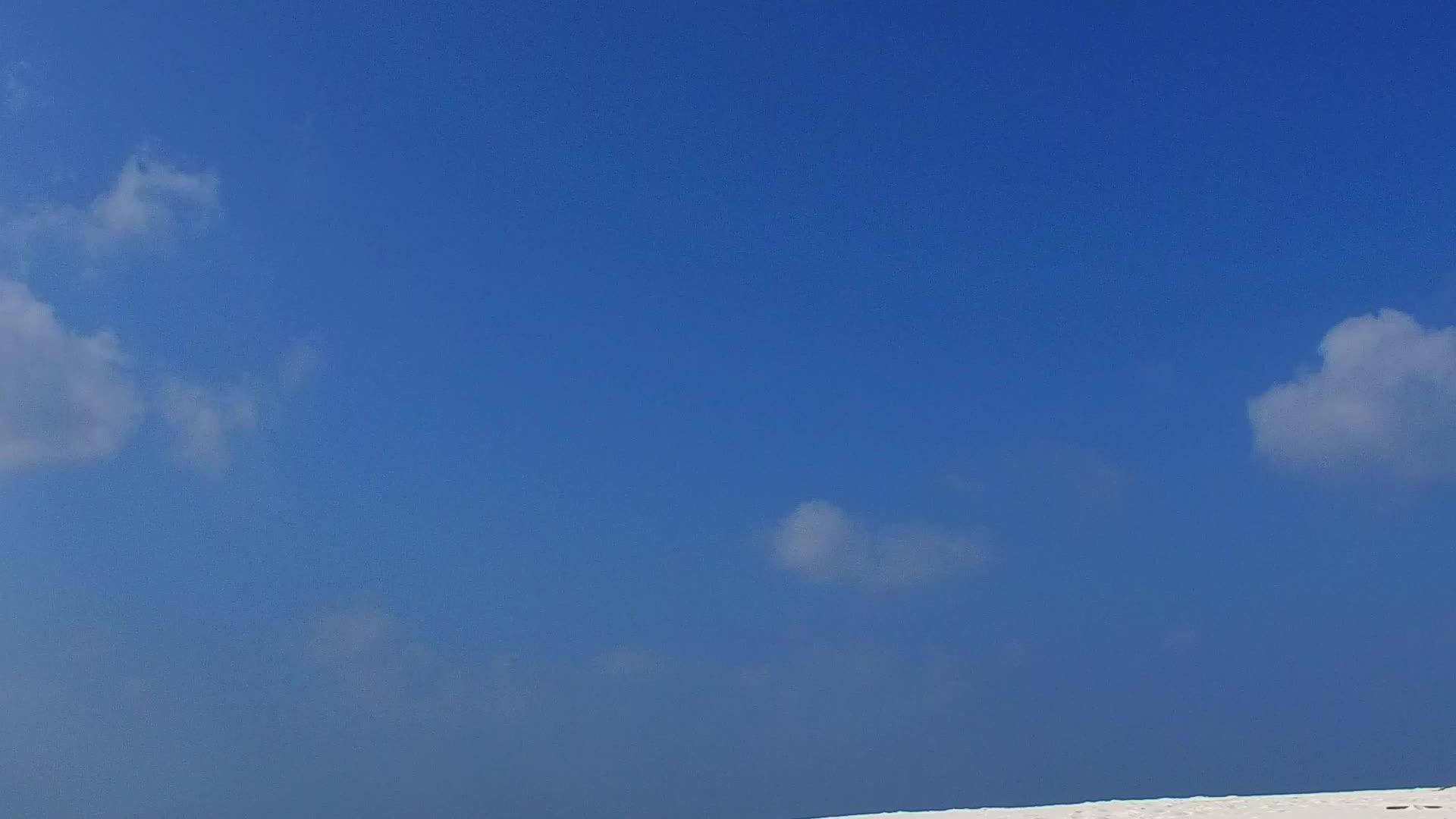 沙洲附近的蓝绿色水和白色沙滩背景的天堂海滨海滩日间全景视频的预览图
