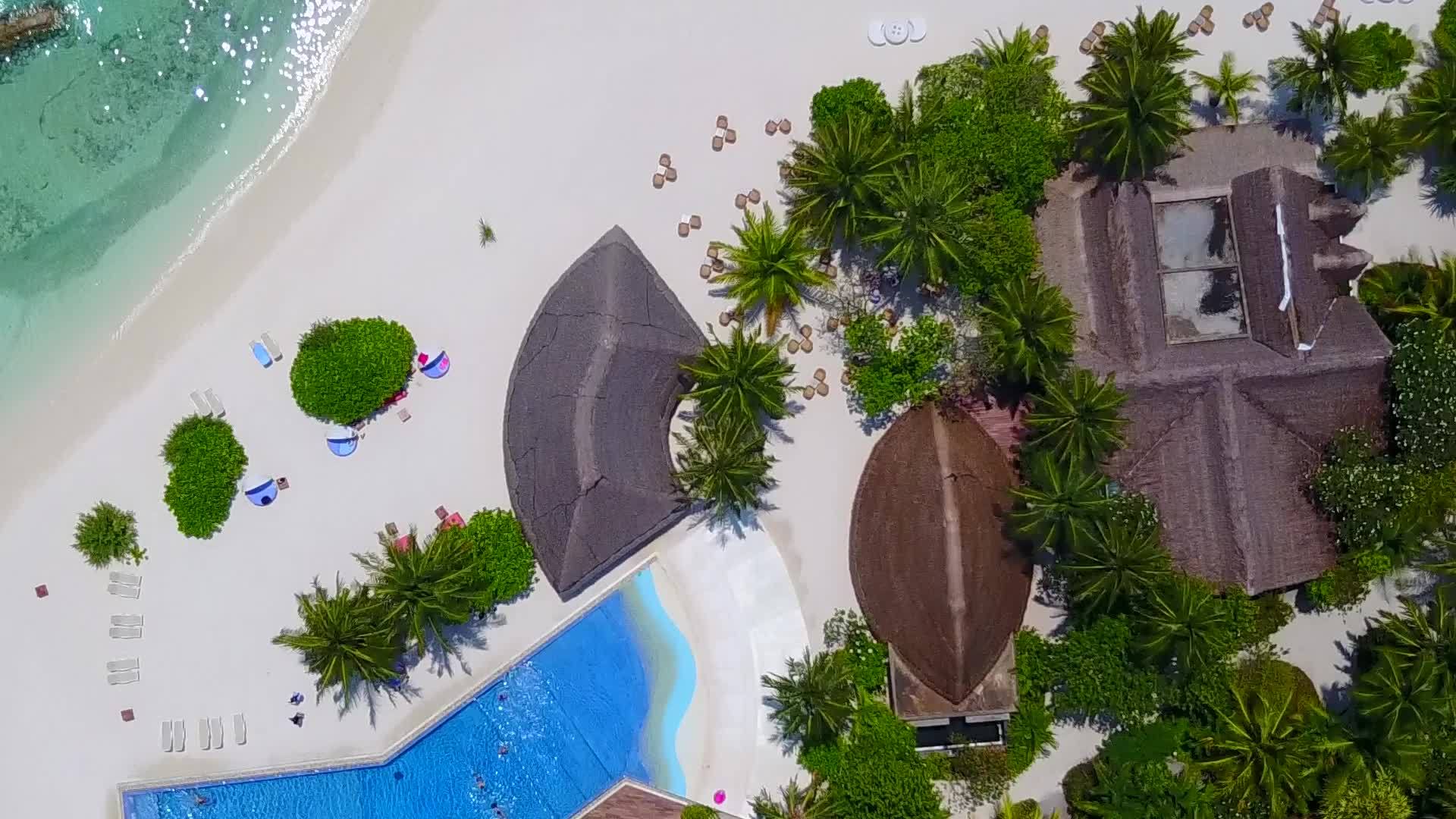 沙洲附近的白沙背景绿水天堂旅游海滩时空旅游视频的预览图