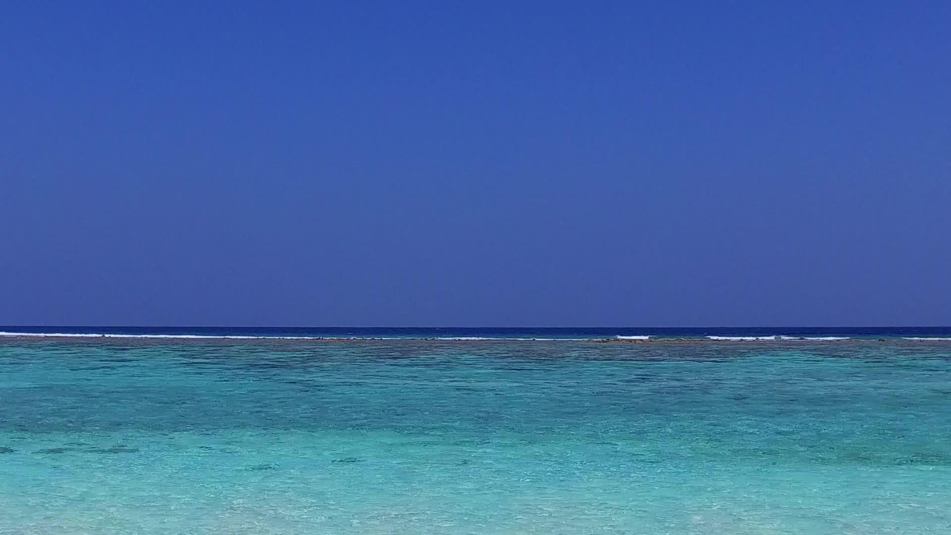 蓝色环礁湖和近冲浪的白色海滩背景视频的预览图