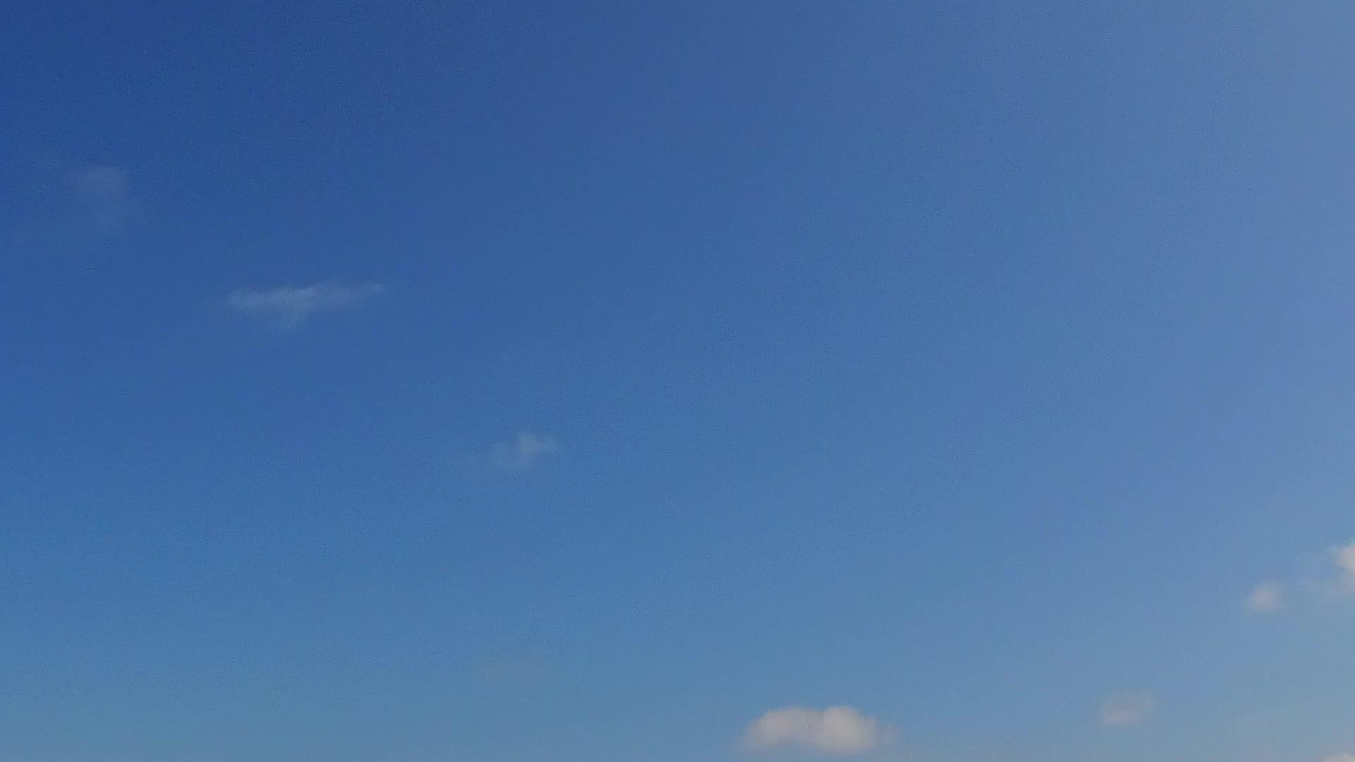 海滩附近的蓝海和白沙沙本背景的奇异度假胜地视频的预览图