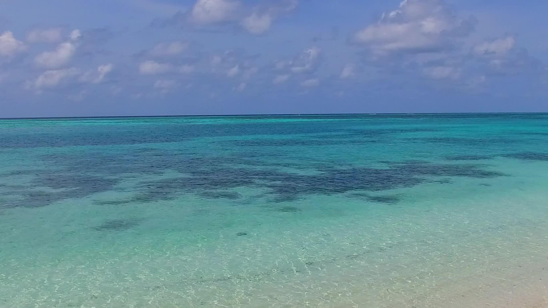 蓝绿色的水和美丽的海湾海滩靠近冲浪的白色沙滩背景视频的预览图