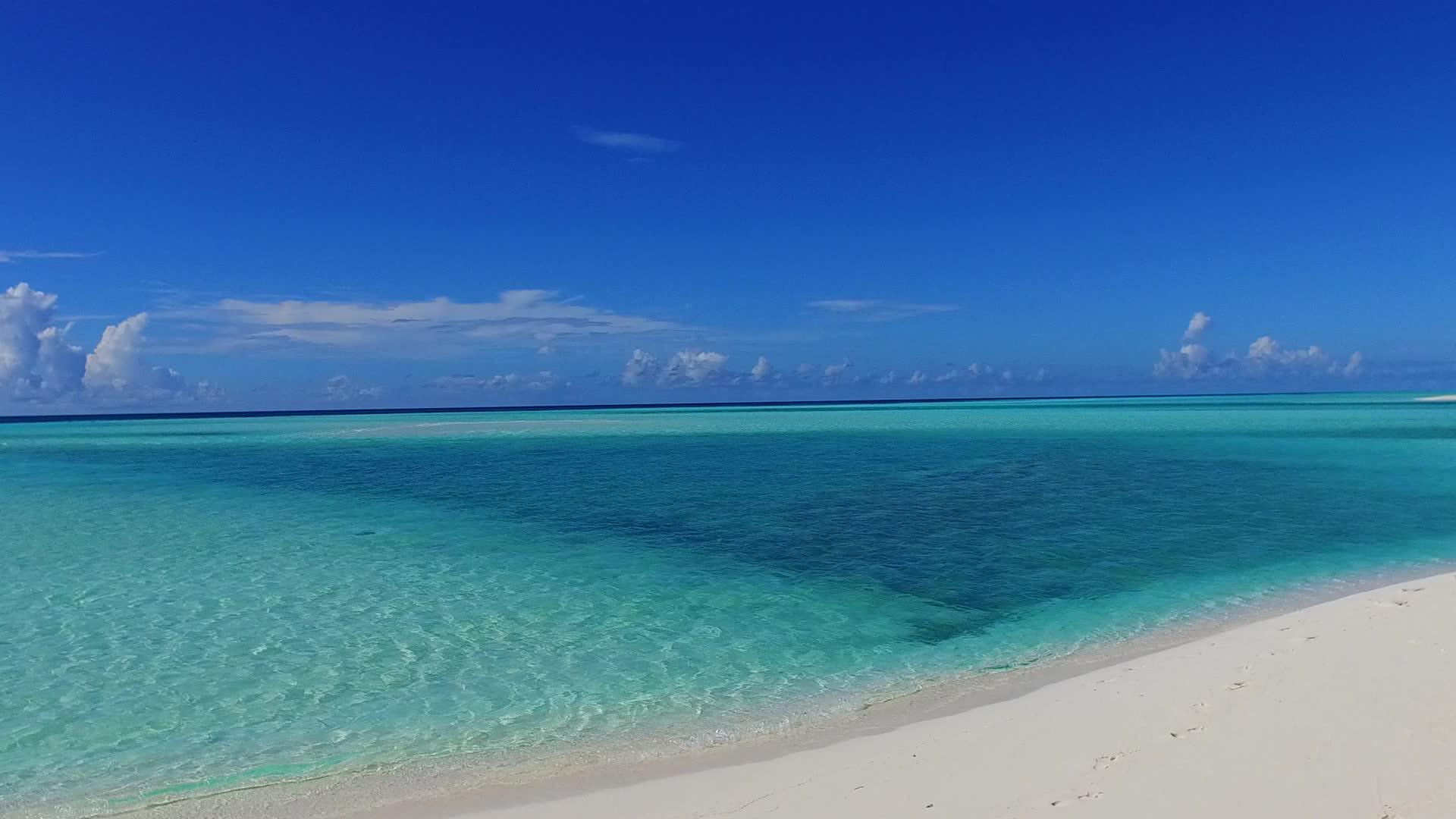 近海白沙背景浅海田园诗般的海景海滩之旅视频的预览图