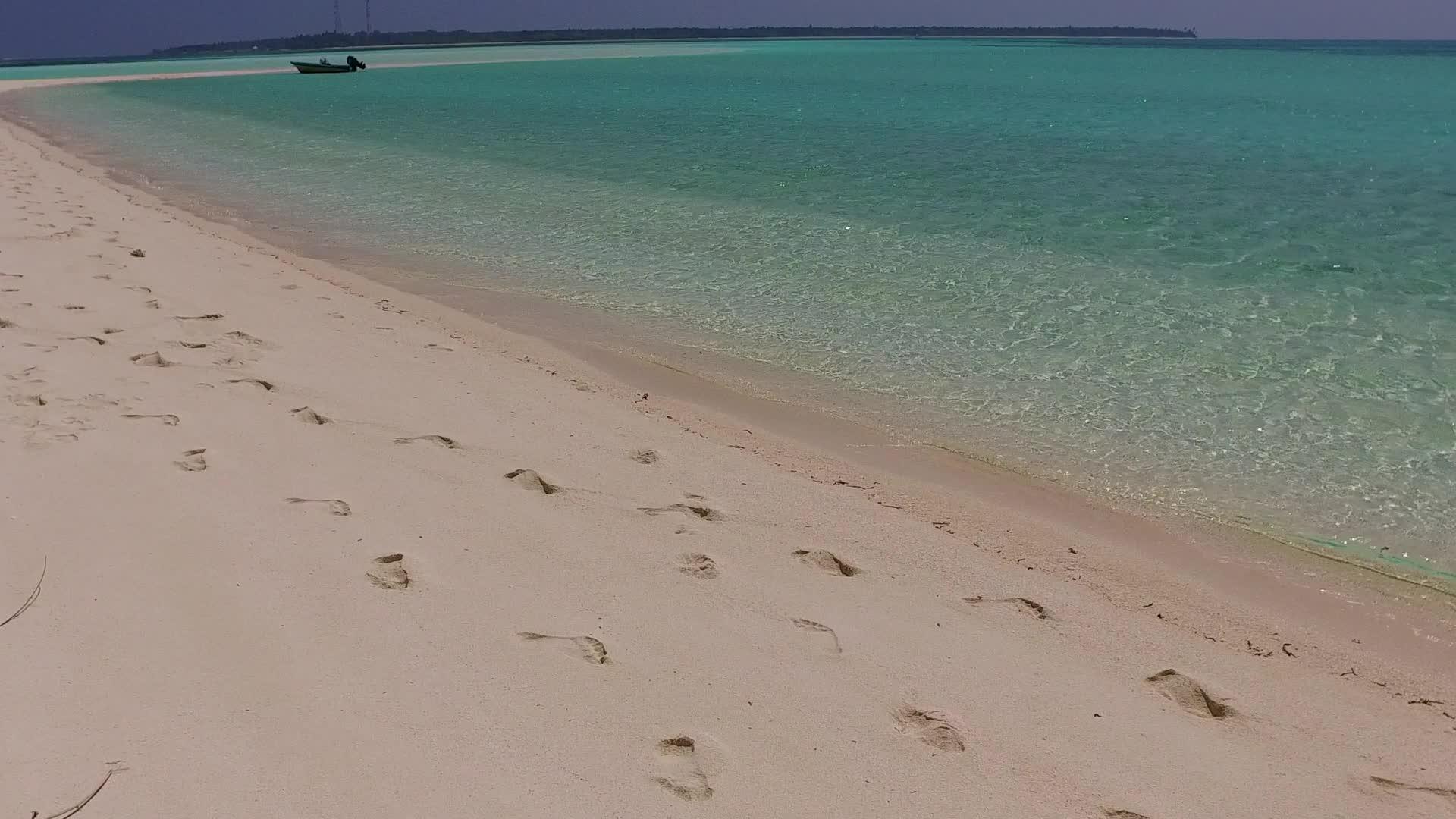 阳光明媚的热带岛屿天空沿着蓝海和阳光下的白沙和蓝海视频的预览图