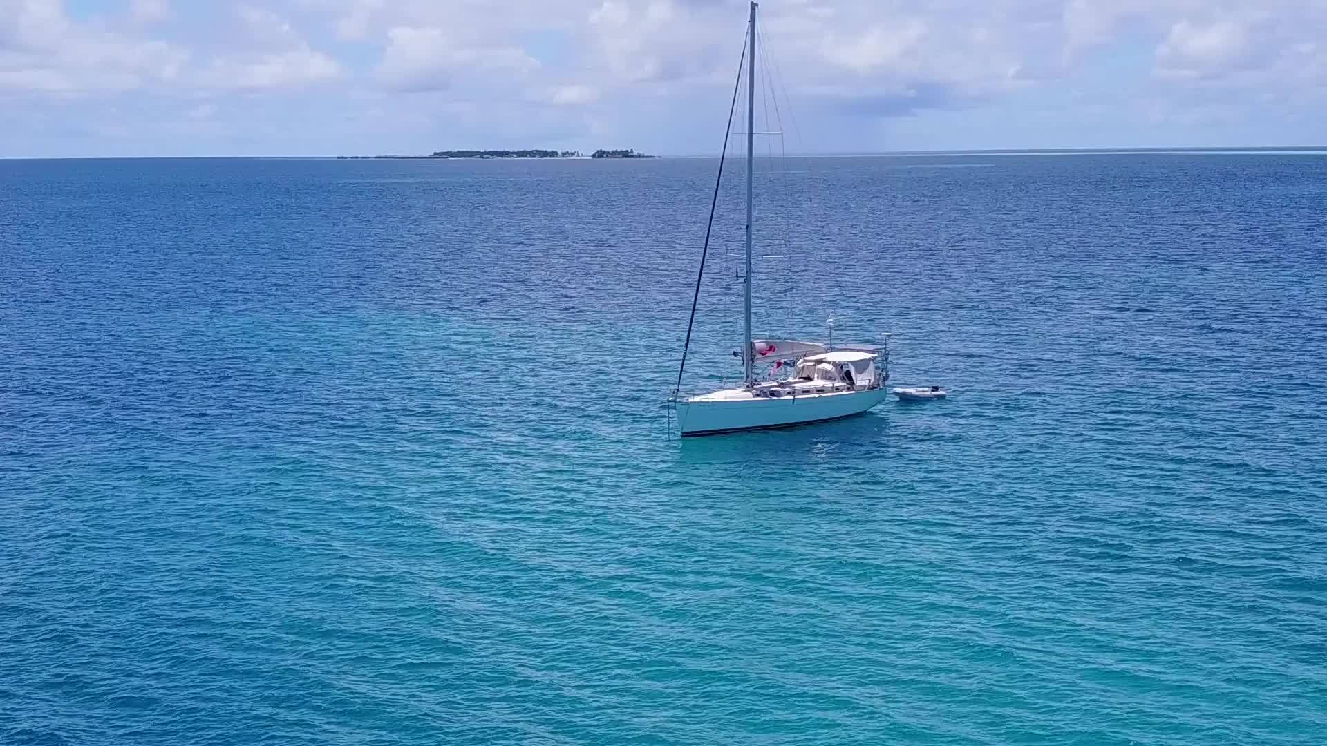利用浅珊瑚礁湖和珊瑚礁附近的浅沙背景复制奇异的度假胜地视频的预览图