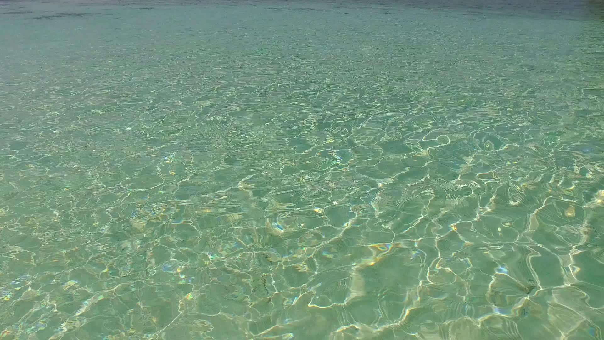 奇怪的岛屿海滩假日温暖的纹理海平面和附近的白色海滩视频的预览图