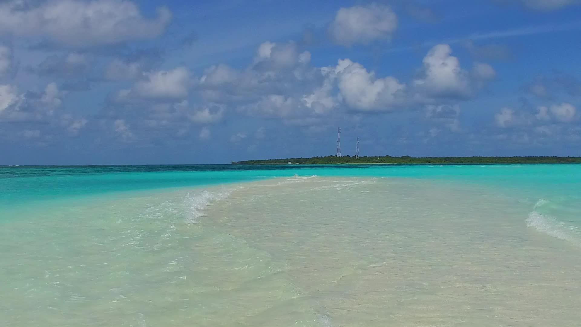 在浅海和白沙的背景下靠近珊瑚礁视频的预览图