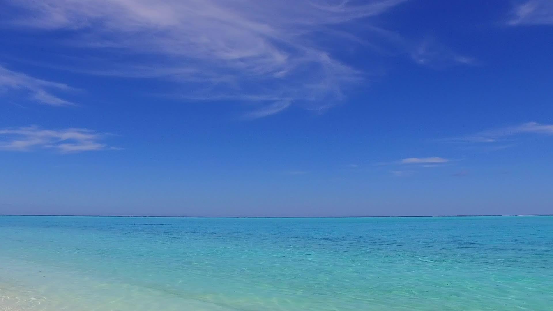 热带海景海滩之旅的阳光景观在沙洲附近有明亮的沙质背景视频的预览图