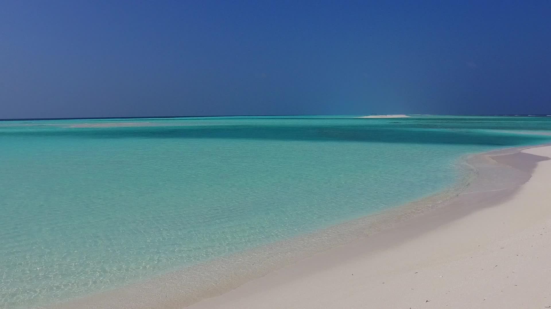 蓝海热带岛屿海滩在珊瑚礁附近的白沙背景下冒险阳光景观视频的预览图