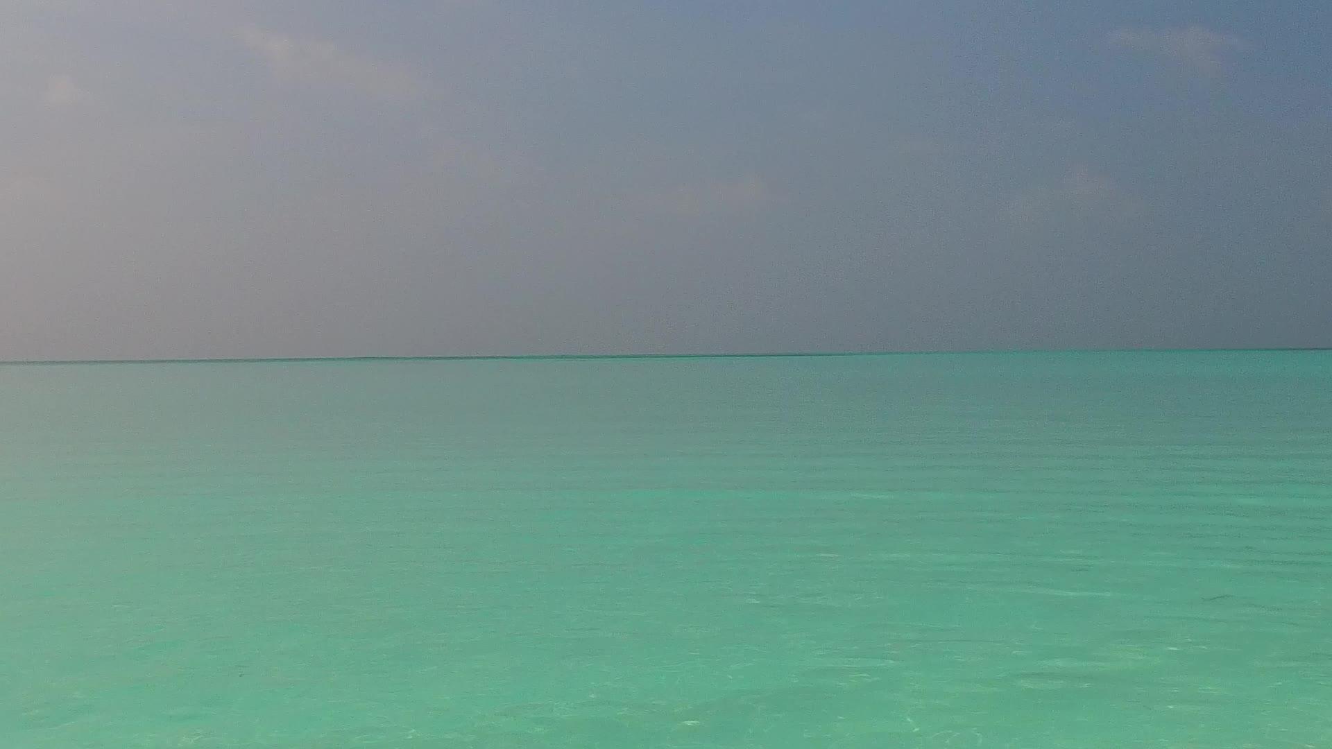 水蓝环礁湖和沙巴附近的白色海滩是完美的时间视频的预览图