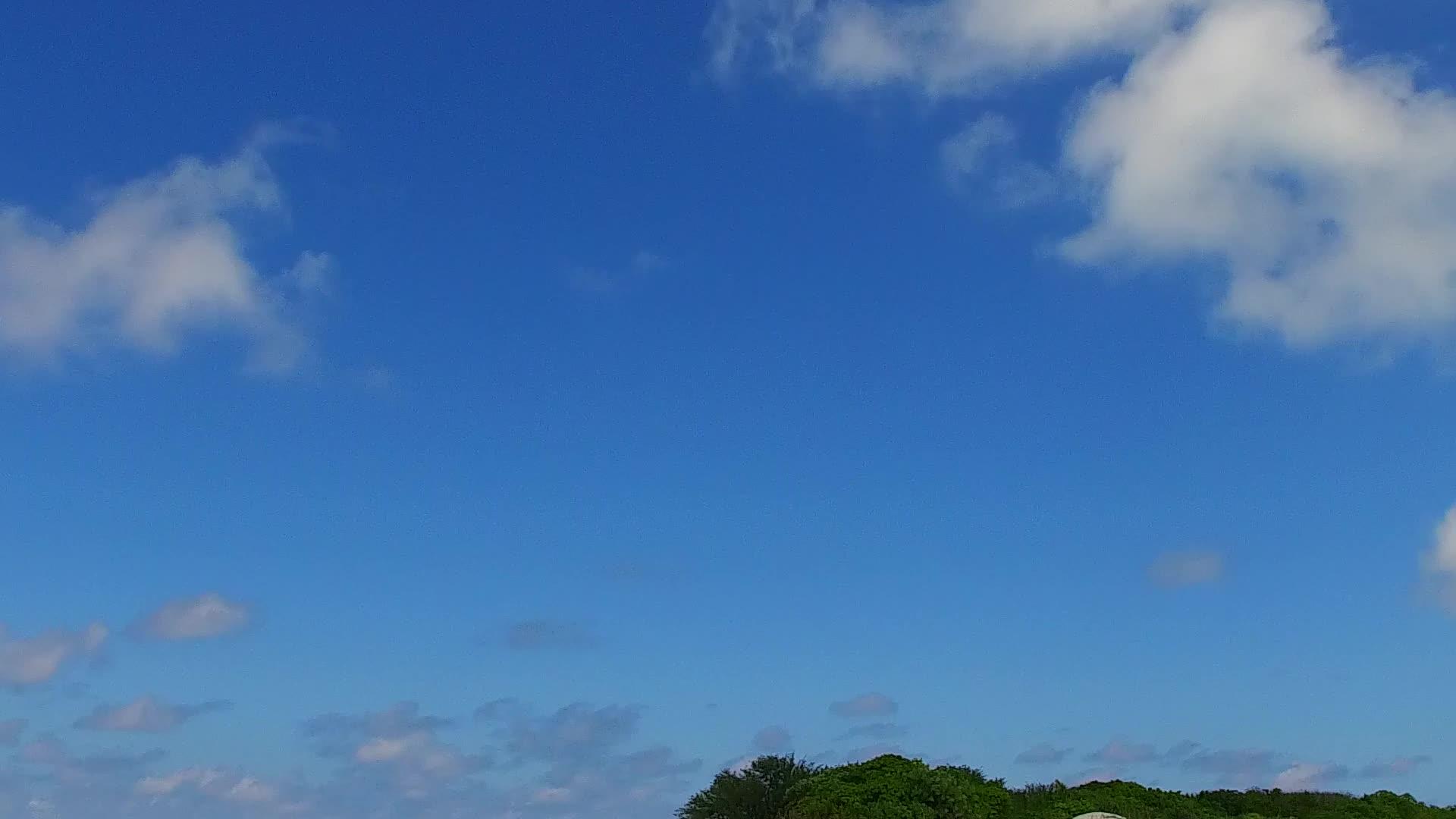 日落前的蓝绿水和白色沙底背景的蓝绿水总结了沿海地区视频的预览图