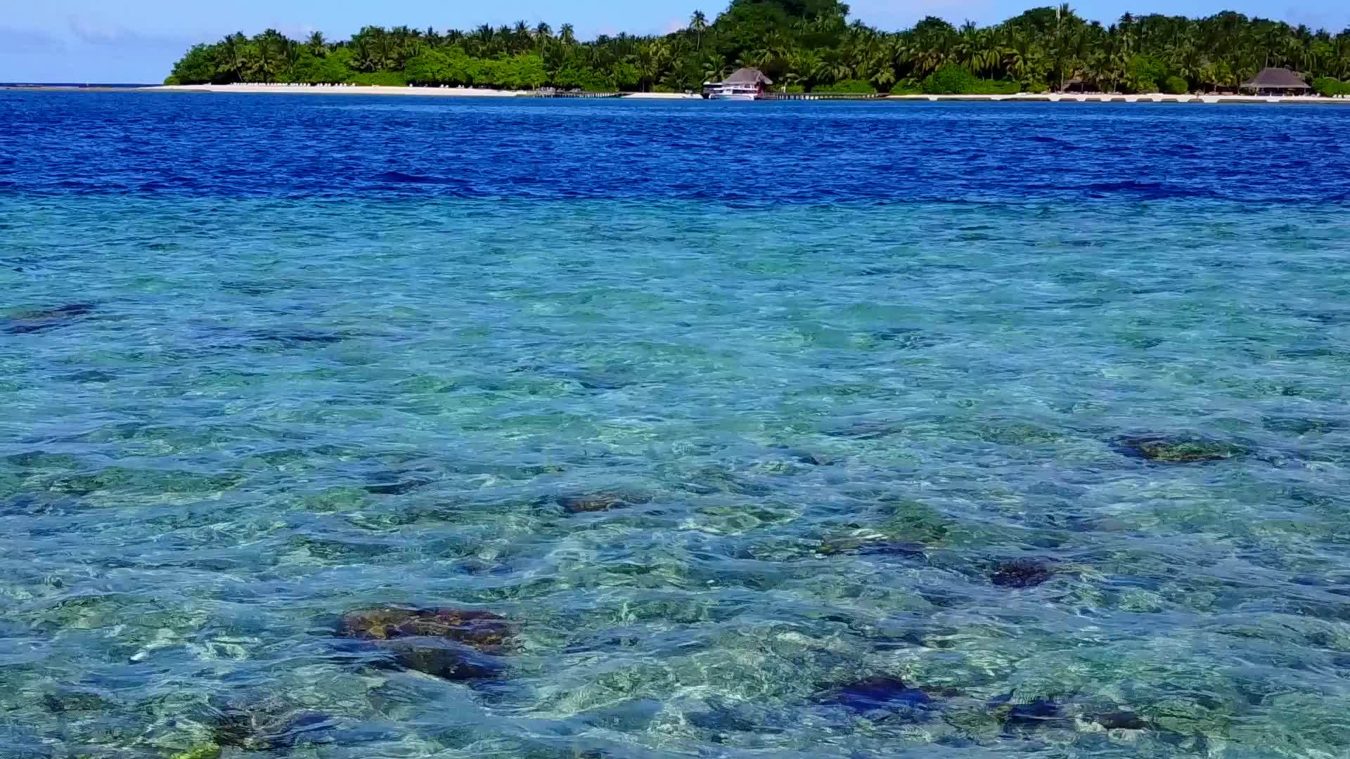 热带海岸海滩海滩沿蓝海附近有一个浅沙背景视频的预览图