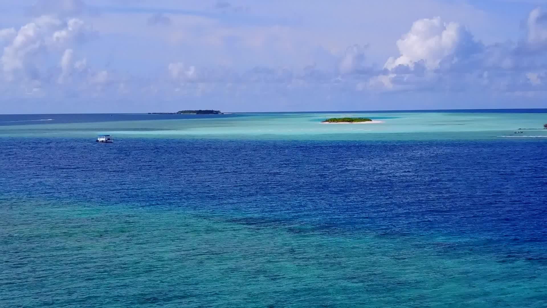 天堂岛海滩的背景是透明的环礁湖和日出后明亮的海滩视频的预览图