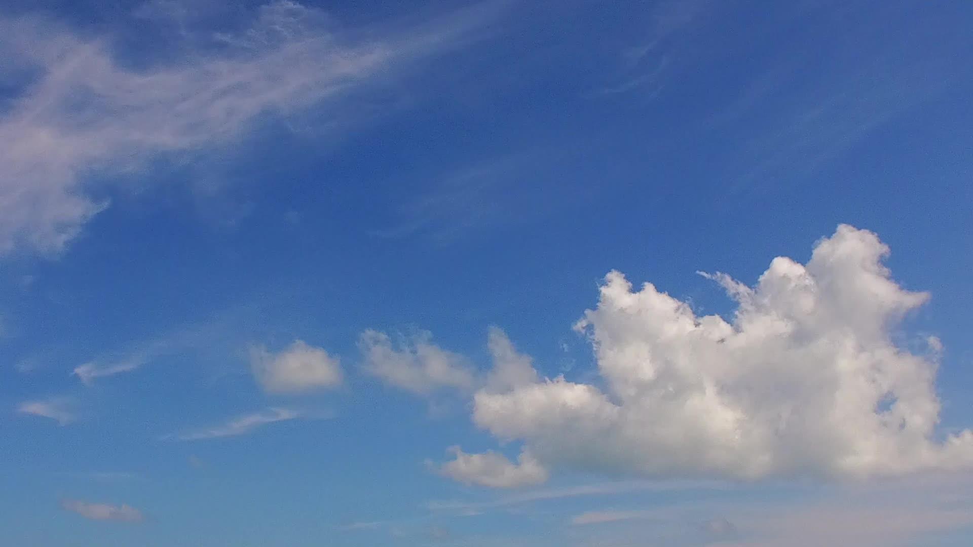 热带海滨海滩日落前浅水白沙背景视频的预览图