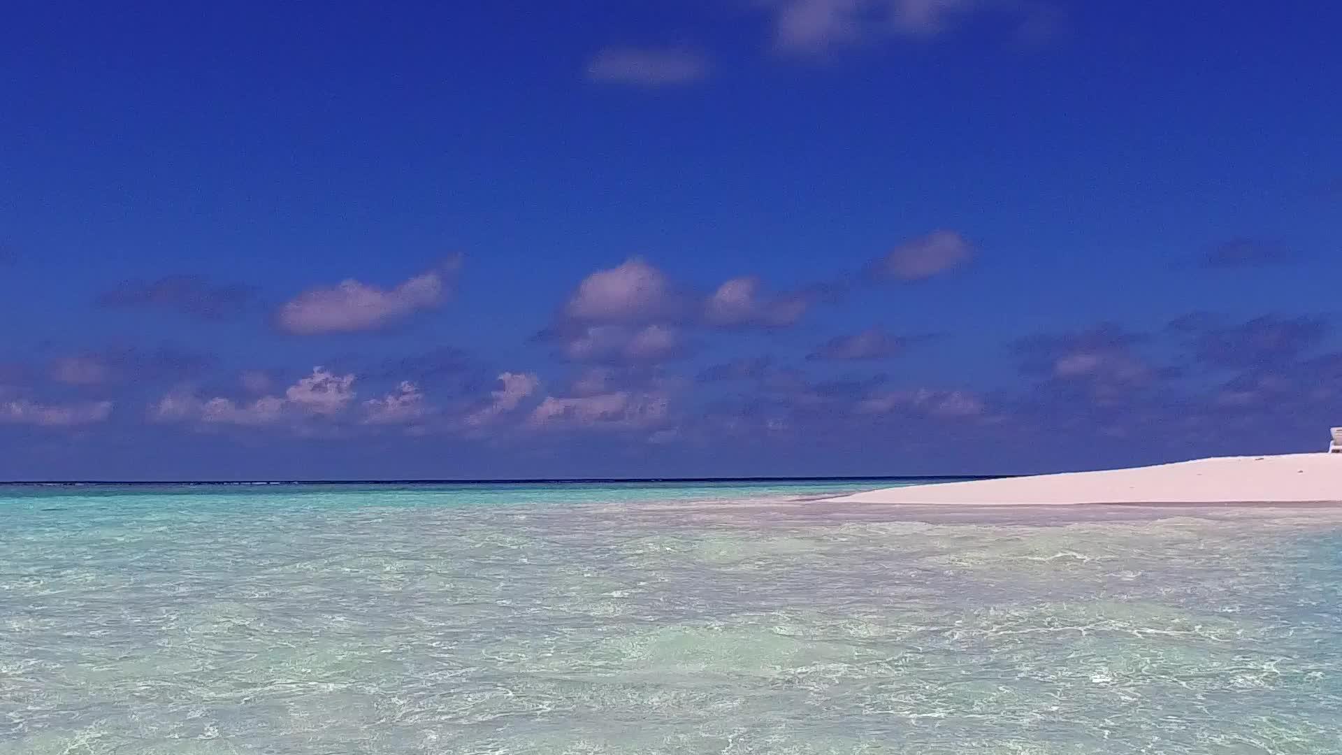 夏天蓝色的大海和海浪附近明亮的海滩背景让你享受视频的预览图