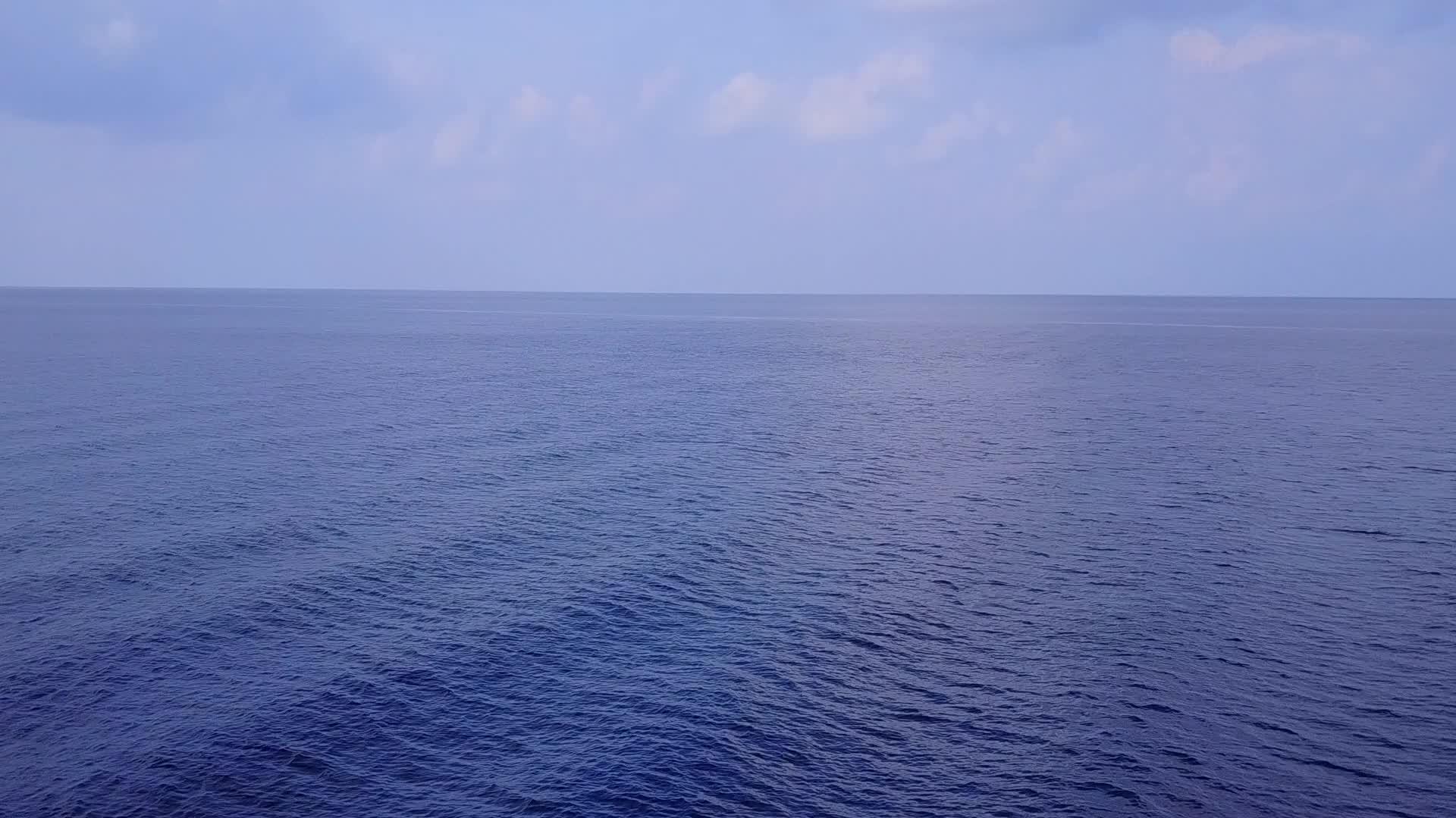 日落前豪华旅游海滩生活方式由绿海和白色海滩背景带来视频的预览图