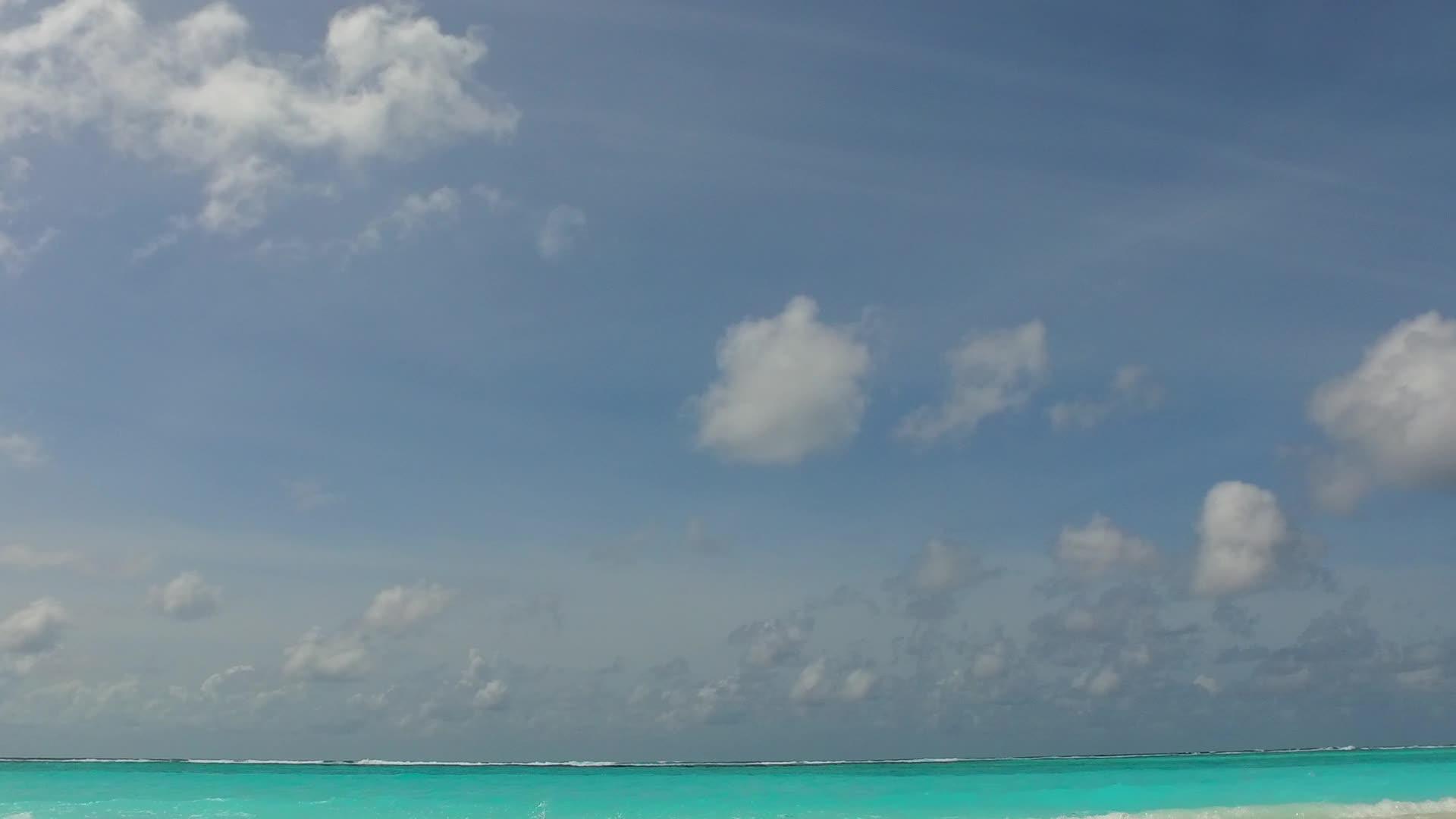 在棕榈树附近有白色沙滩背景的蓝色海洋中穿越宁静的海岸线海滩时间视频的预览图