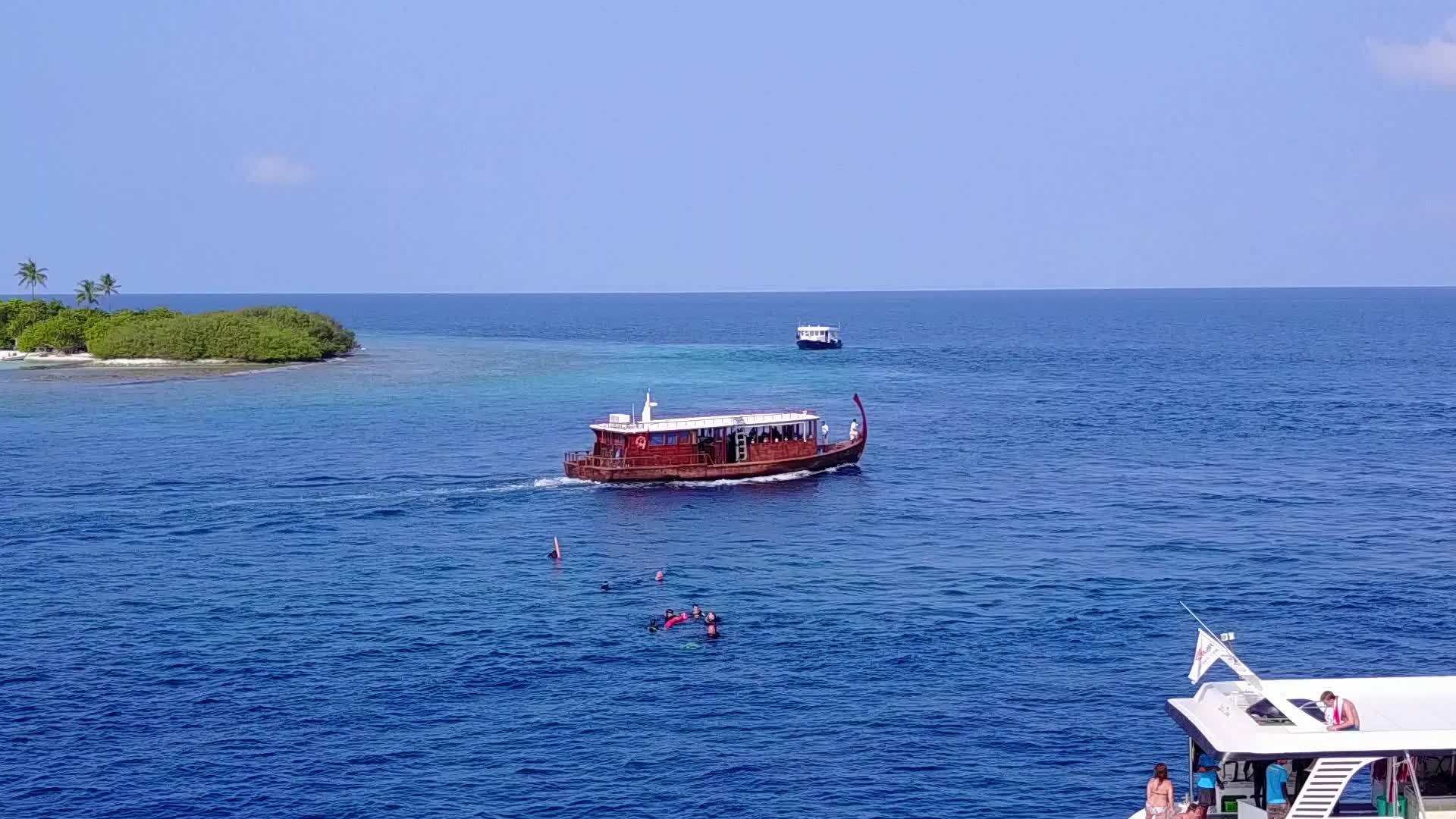 海滩附近有白色沙滩背景的水蓝环礁湖视频的预览图