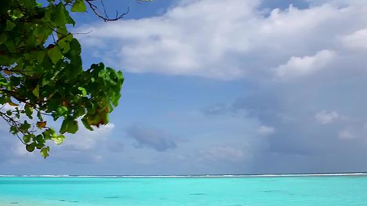 热带岛屿海滩时间的温暖和全景蓝色水和白色沙滩的背景在阳光下视频的预览图