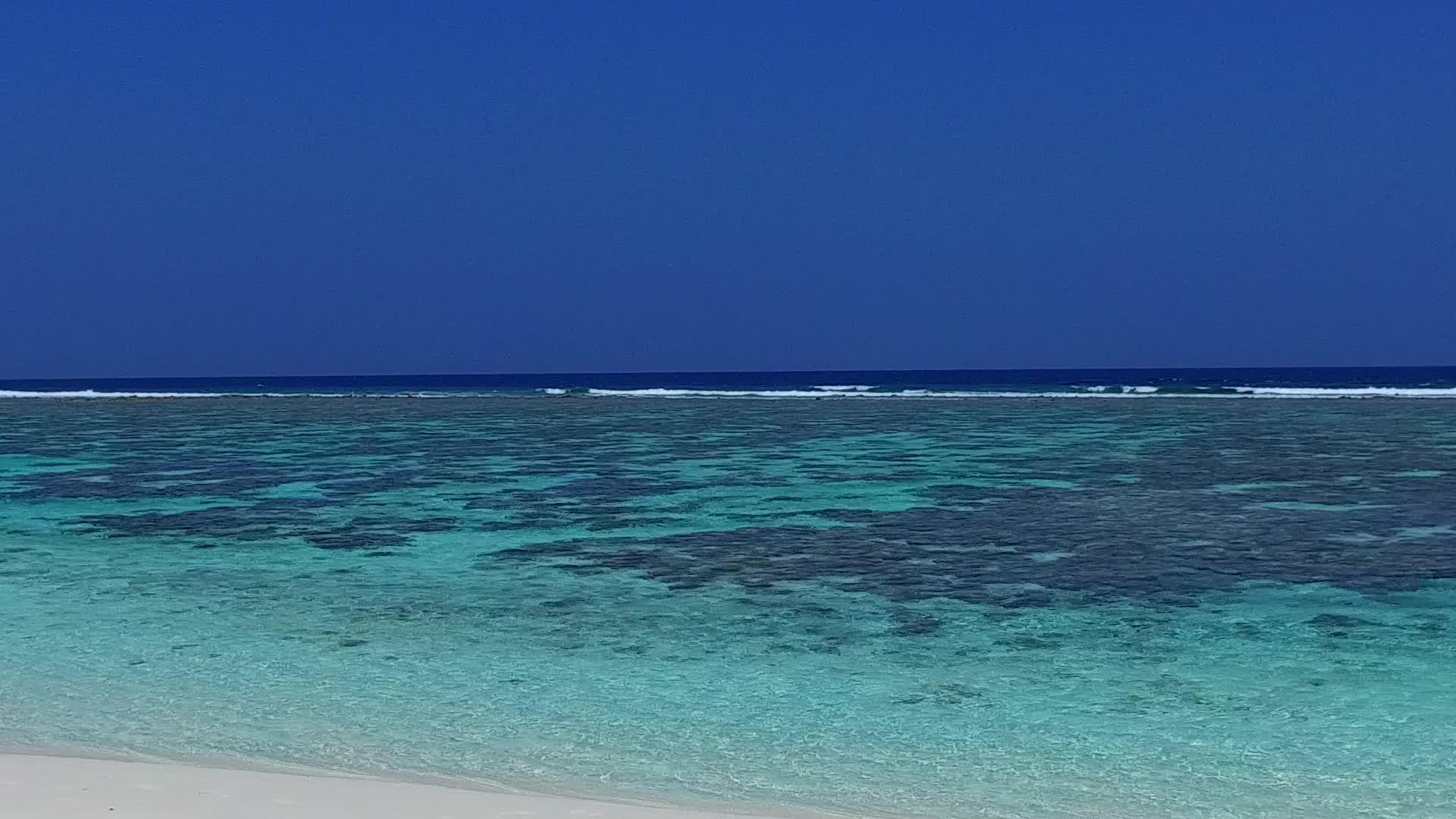 海滩附近白沙背景的水蓝色海洋完美海湾海滩之旅浪漫之旅视频的预览图
