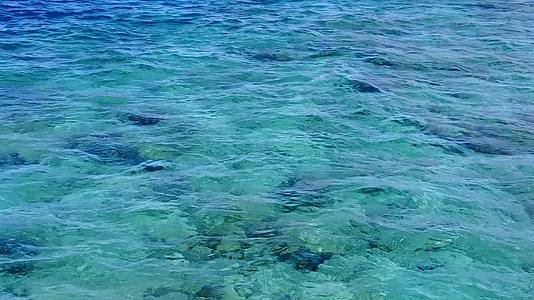 蓝环礁湖和阳光下清洁海滩的背景视频的预览图