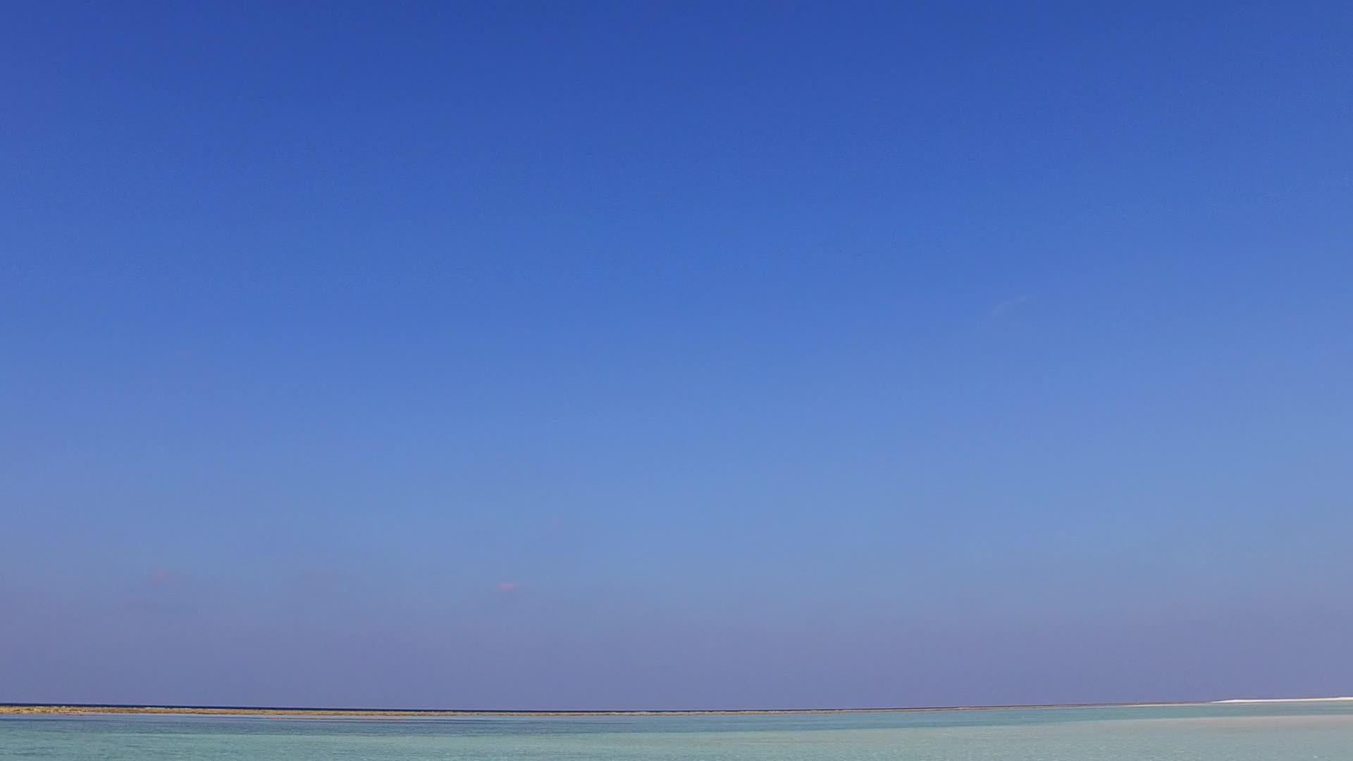 完美岛屿海滩周围的景观从蓝海出发日落前有白沙视频的预览图