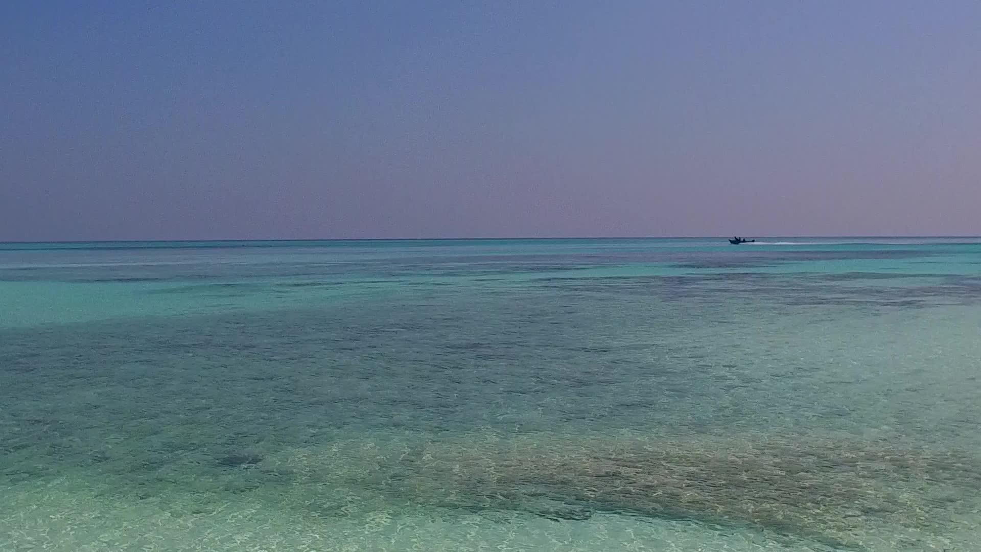 清澈的大海和沙洲附近明亮的海滩背景享受豪华海湾海滩海滩背景视频的预览图