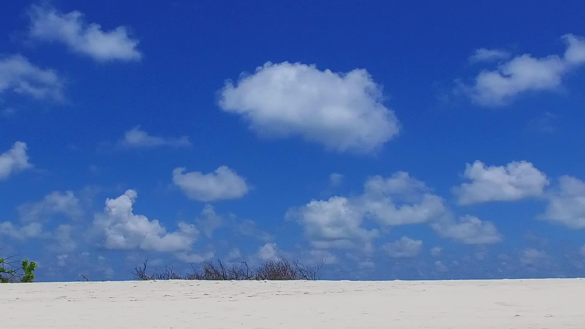 日出后蓝色环礁湖以白沙为背景打破了热带岛屿海滩的断裂视频的预览图