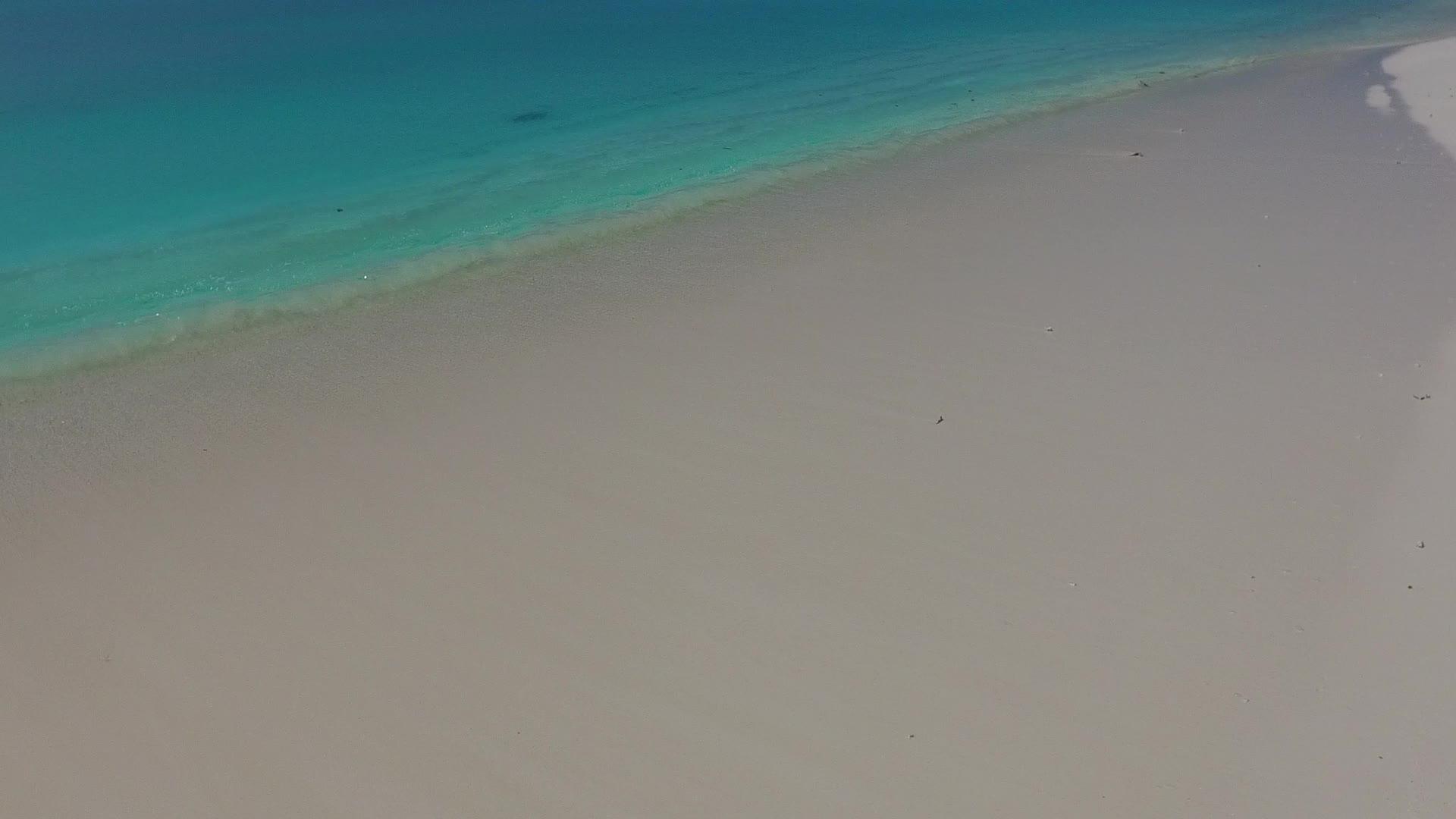 浅海和珊瑚礁附近的白沙背景被用来复制美丽的海岸视频的预览图