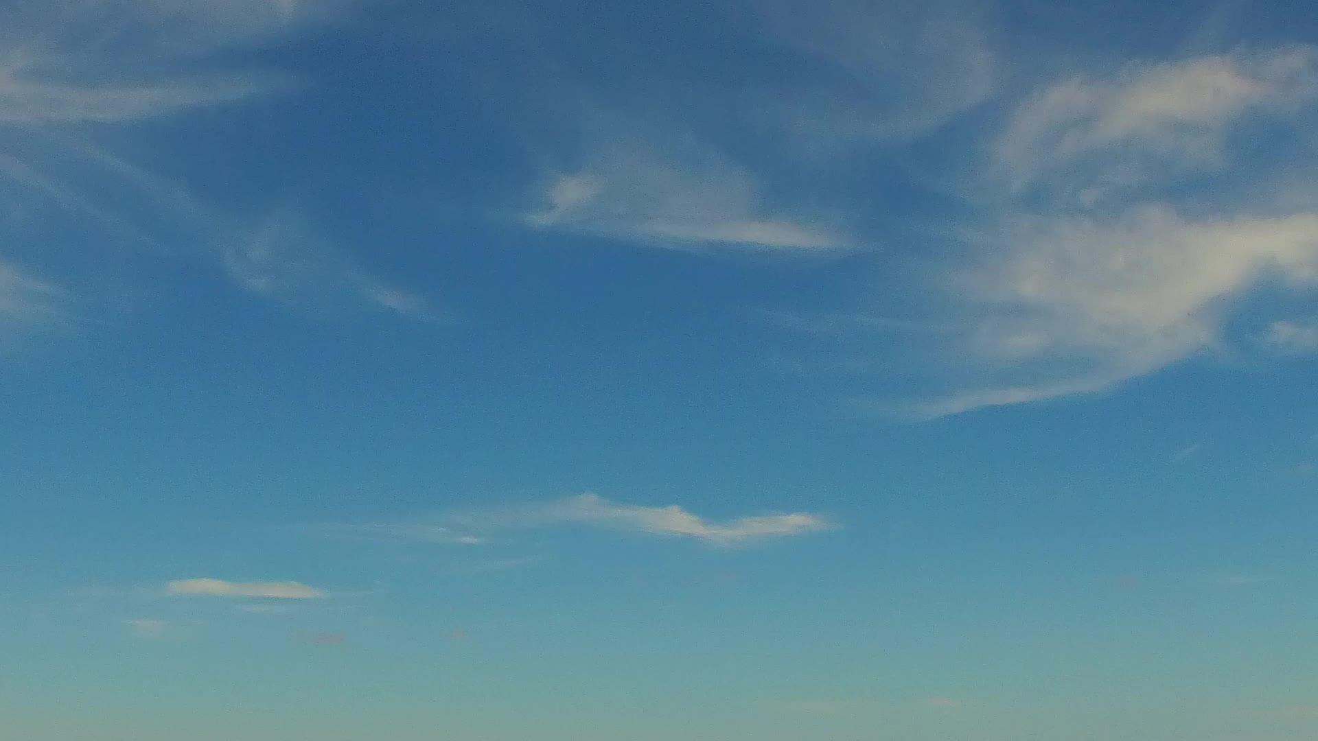 日落前以浅海和白沙为背景的海岸海滩旅行视频的预览图