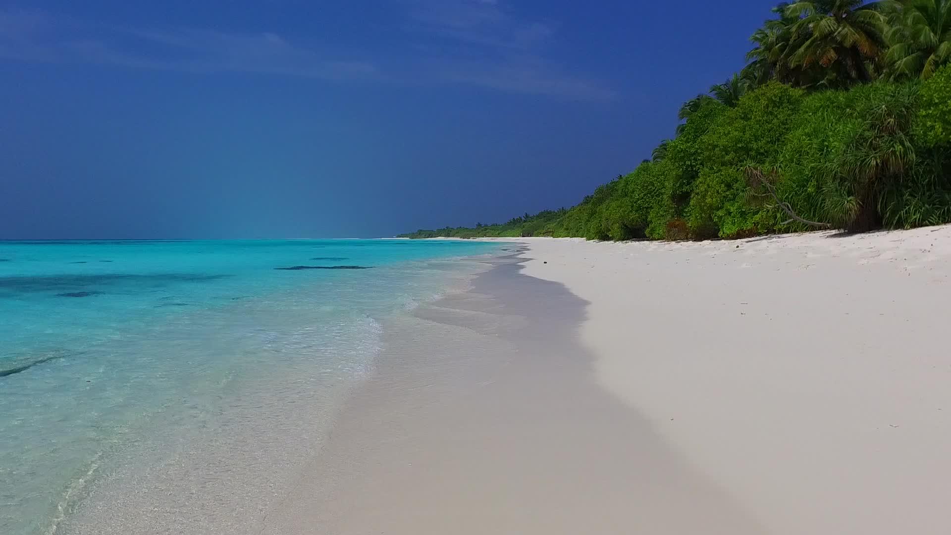 沙洲附近清澈的海水和白沙背景的热带海景海滩之旅视频的预览图