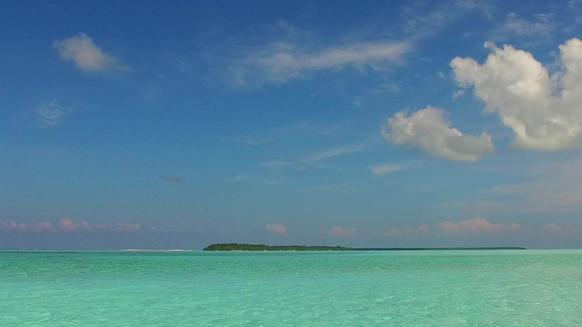 在蓝水白沙的背景下海浪放松海湾海滩度假视频的预览图