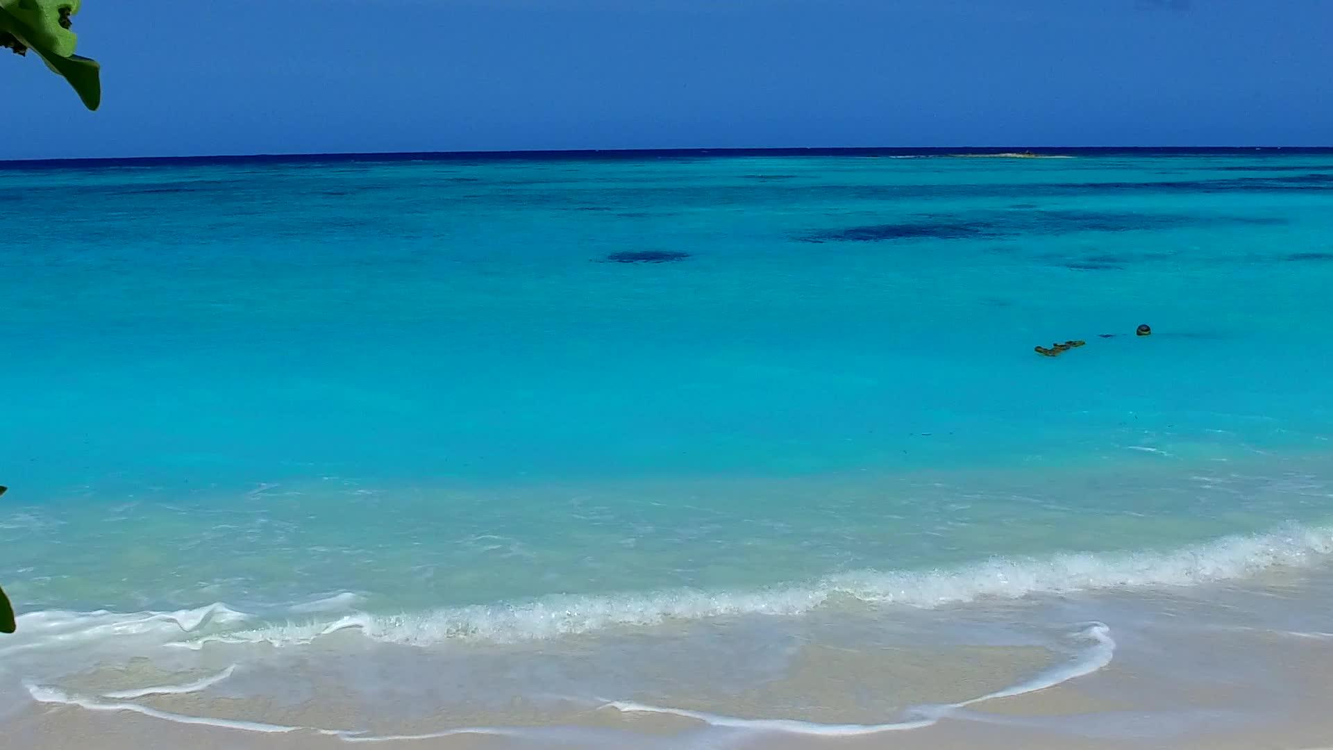 天堂湾海滩度假沙为背景在度假胜地附近举行天堂湾海滩度假视频的预览图