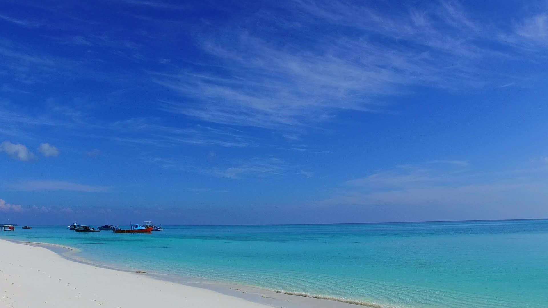 美丽的海景海滩航行广角天空蓝海和冲浪附近的白色沙子视频的预览图