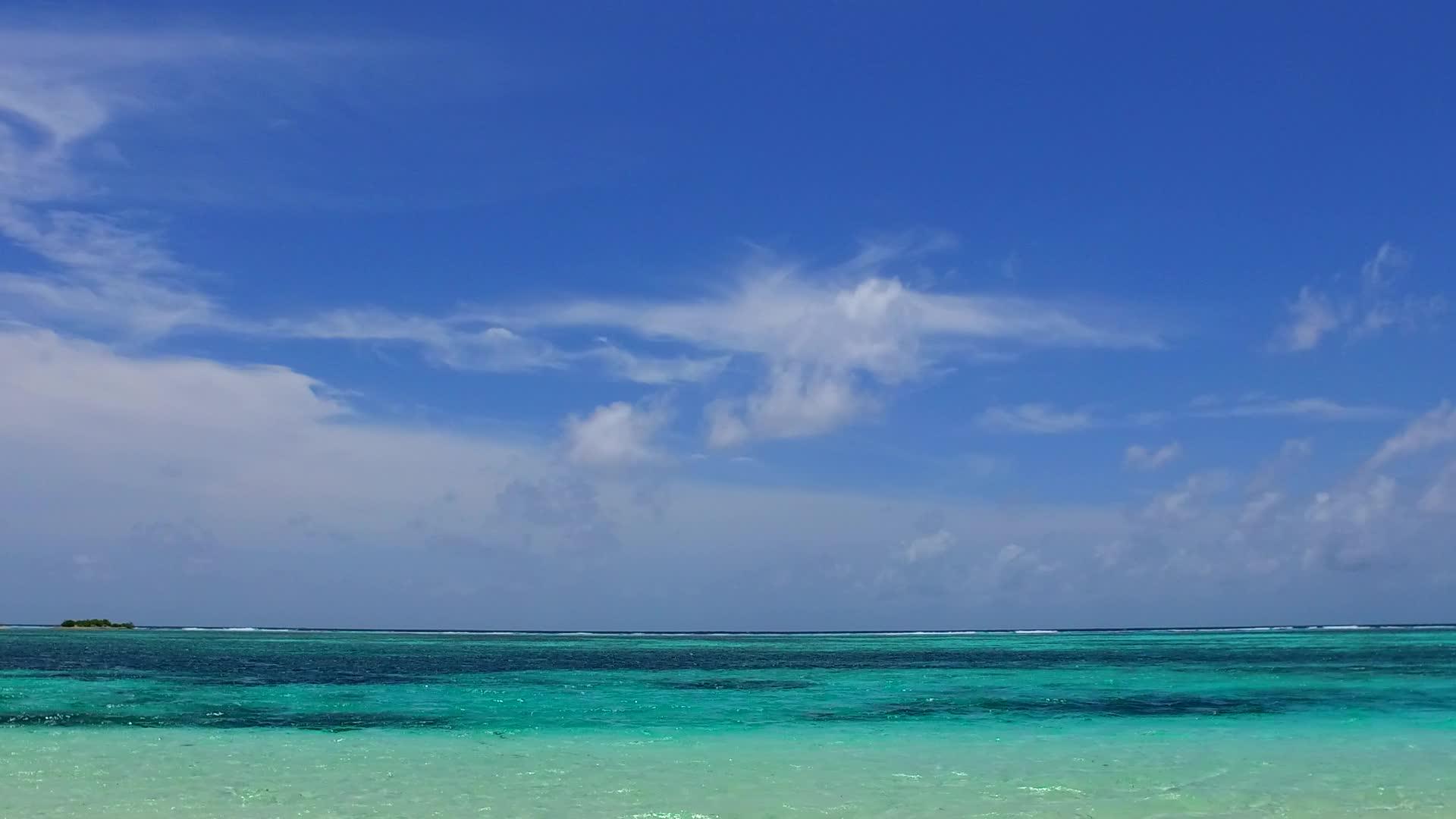 在沙洲附近豪华海岸海滩度假空间以白沙为背景的蓝海复制视频的预览图