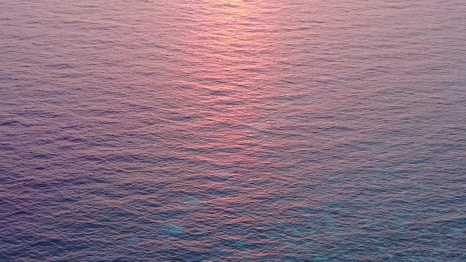 沿着蓝海和白沙的背景在珊瑚礁附近的海岸海滩上航行视频的预览图
