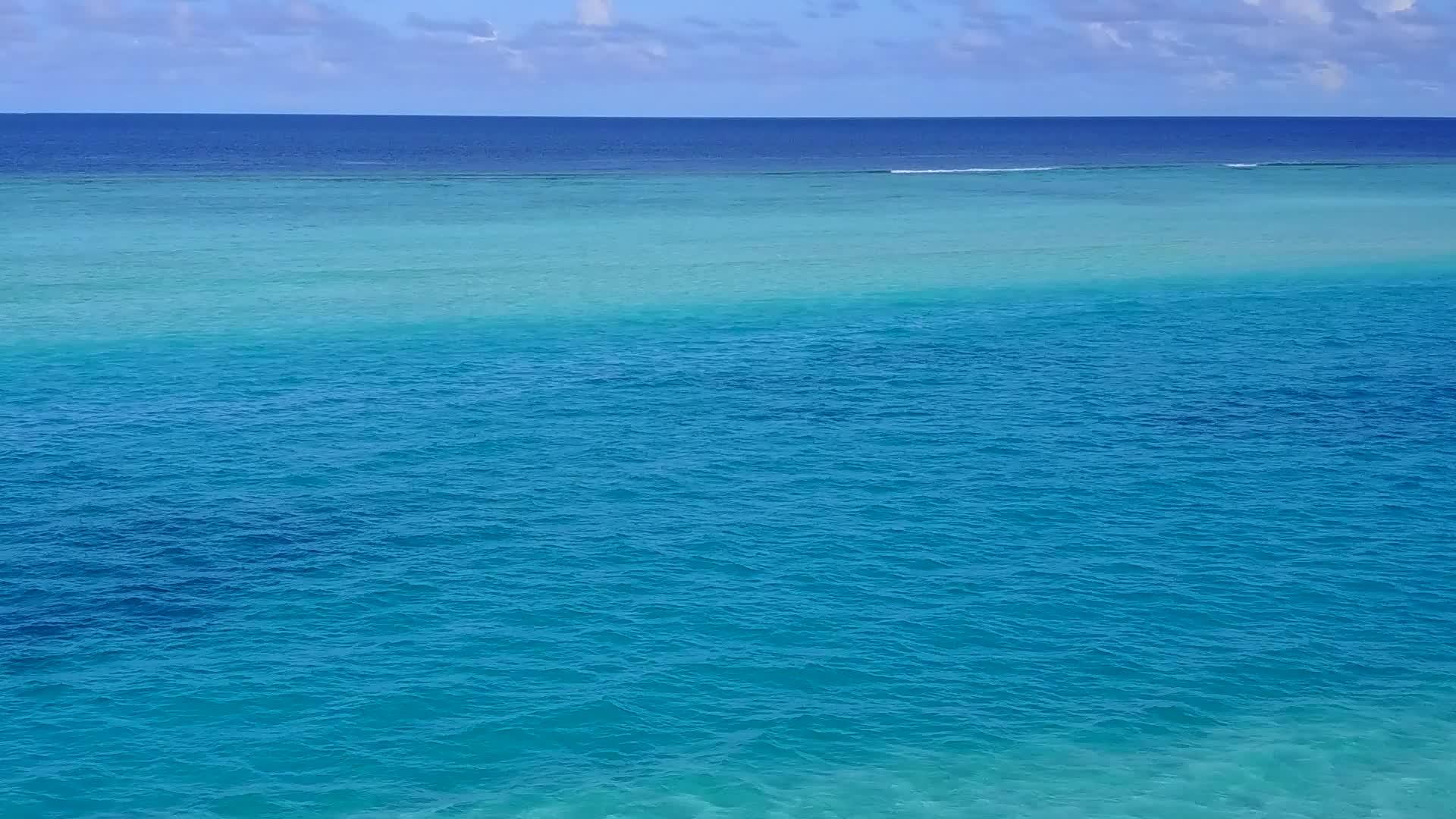 宁静的岛屿海滩度假景象阳光明媚棕榈树附近有水、蓝水和白沙视频的预览图