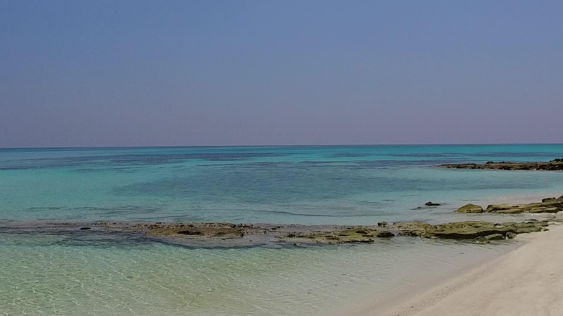 天堂环礁的背景是透明的海面和接近冲浪的白色海滩视频的预览图