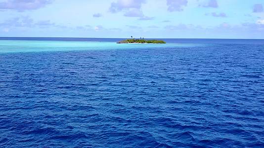 完美岛屿海滩的浪漫海洋景色由蓝色海洋和日落前的清洁沙土背景组成视频的预览图