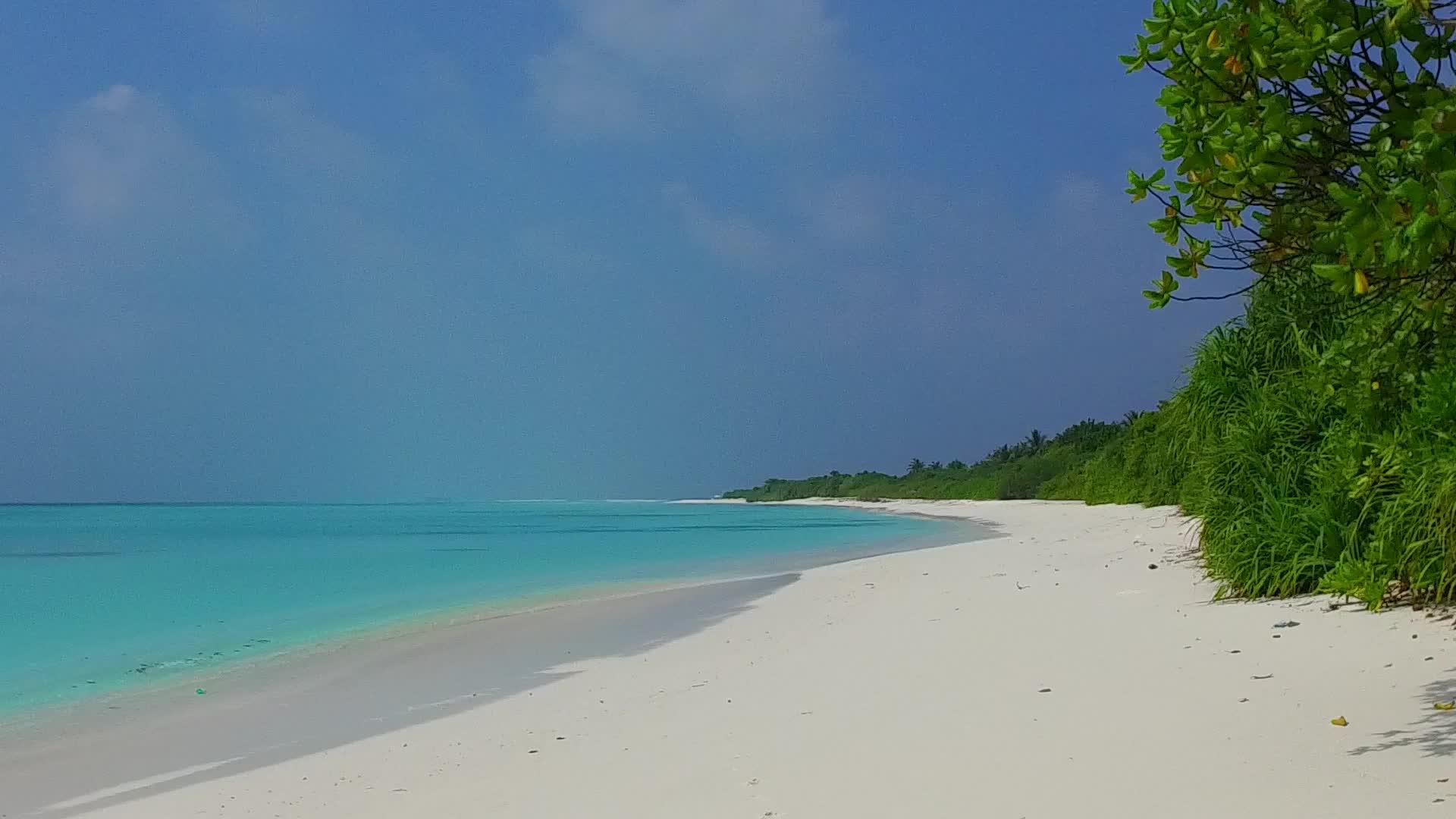 沿海平静的海滩海景清空在珊瑚礁附近游泳视频的预览图