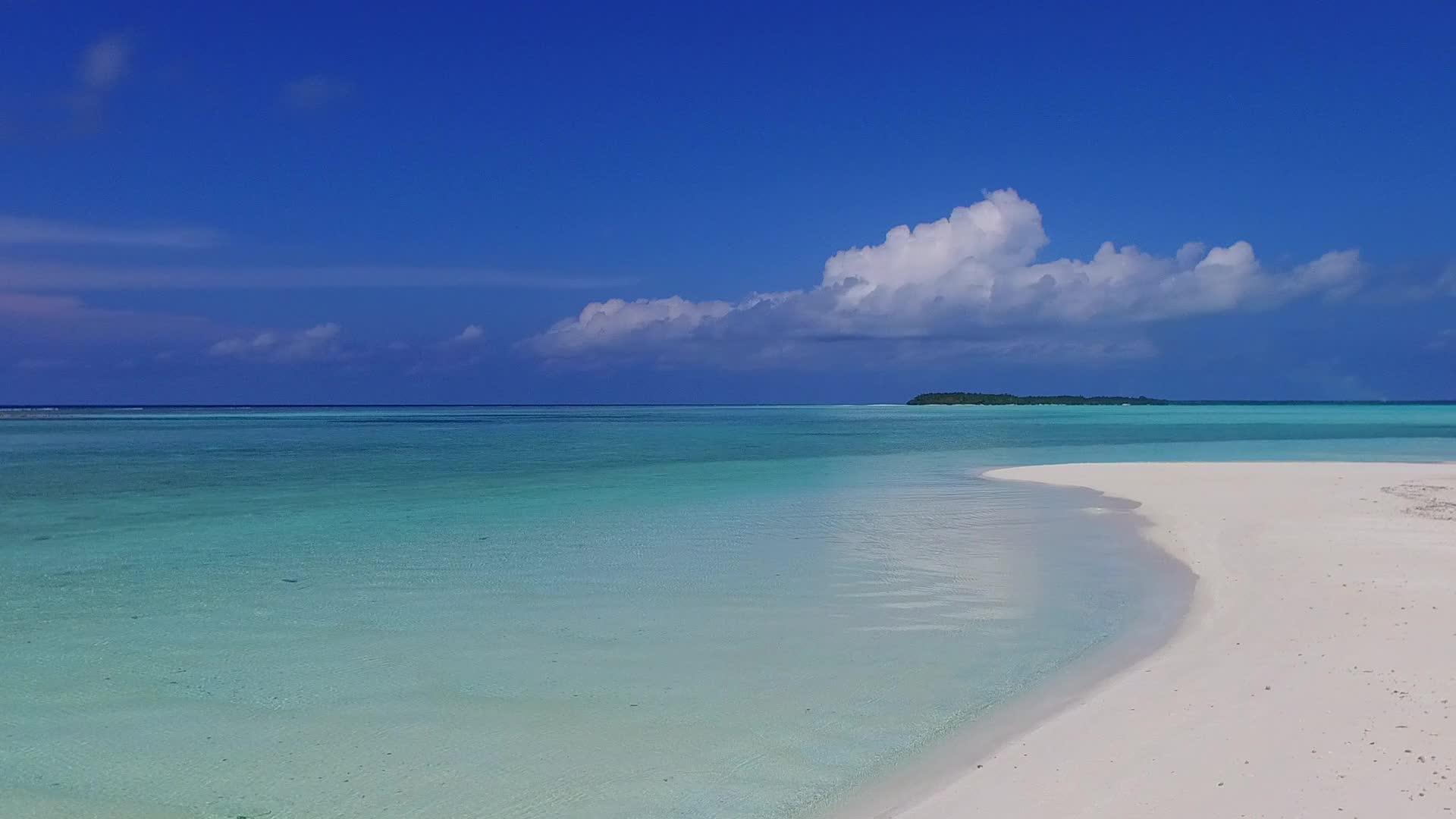 度假胜地附近的蓝色海滩和白色沙沙的背景是间歇性的视频的预览图