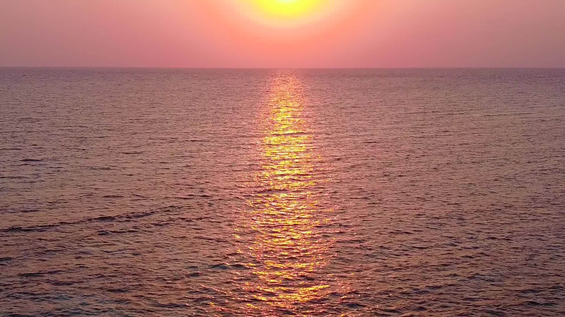 在度假胜地附近有白沙背景的浅海近距离欣赏宁静的海滨海滩视频的预览图