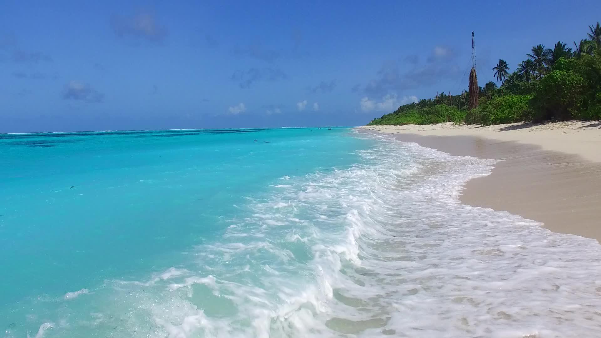 度假胜地附近的蓝色海洋和浅沙背景使天堂海岸海滩假日几乎接近视频的预览图