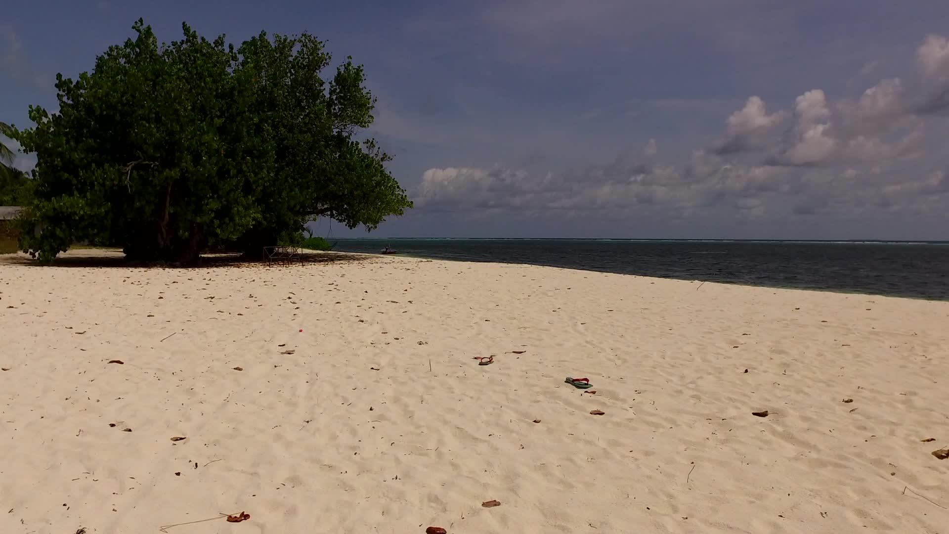 海岸线海滩以阳光和白沙为背景是一个完全空洞的海岸线视频的预览图