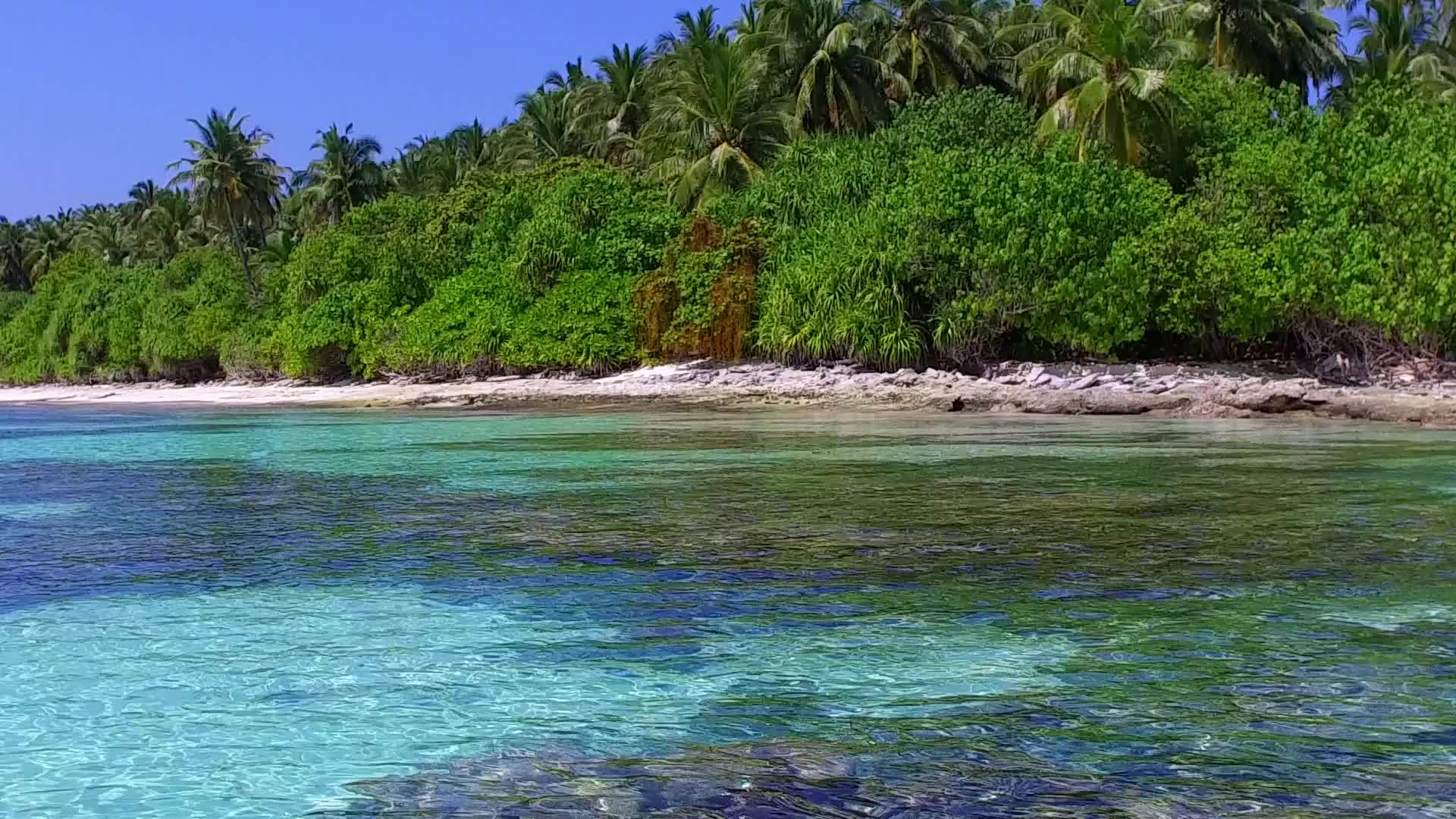 阳光明媚、宁静的海岸海滩旅行时间在蓝色的水和阳光下的白沙视频的预览图