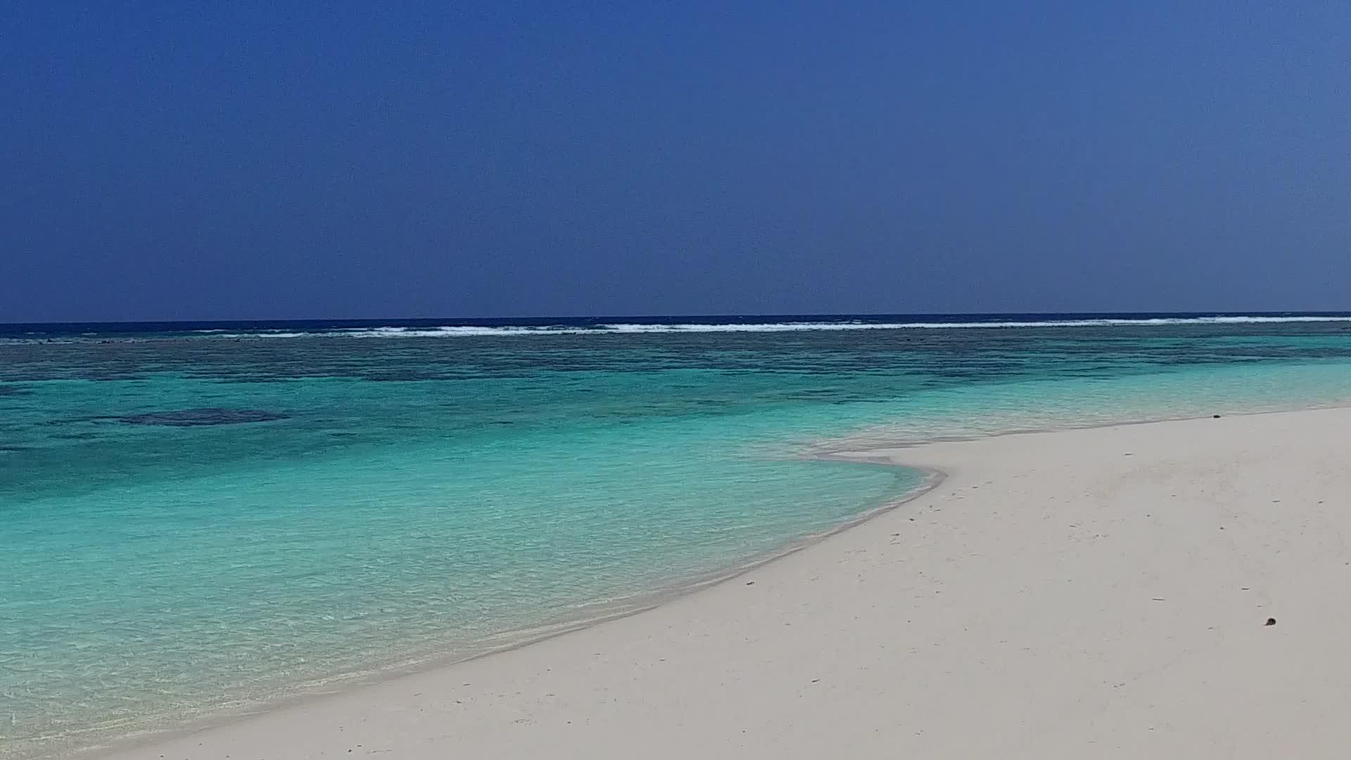热带度假村海滩度假的温暖全景接近蓝海和白色沙子的背景视频的预览图