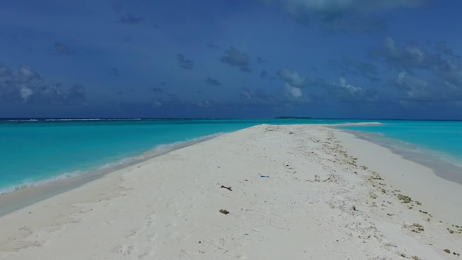 清海温暖宁静的旅游海滩风景背景为沙巴附近的白色沙滩视频的预览图