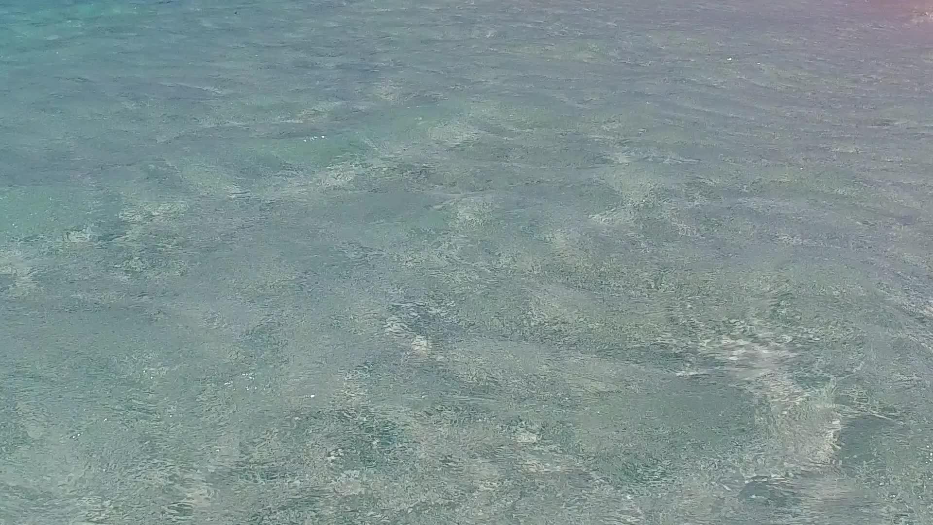 阳光下水蓝色海洋和白色海滩背景的豪华度假村海滩旅游视频的预览图