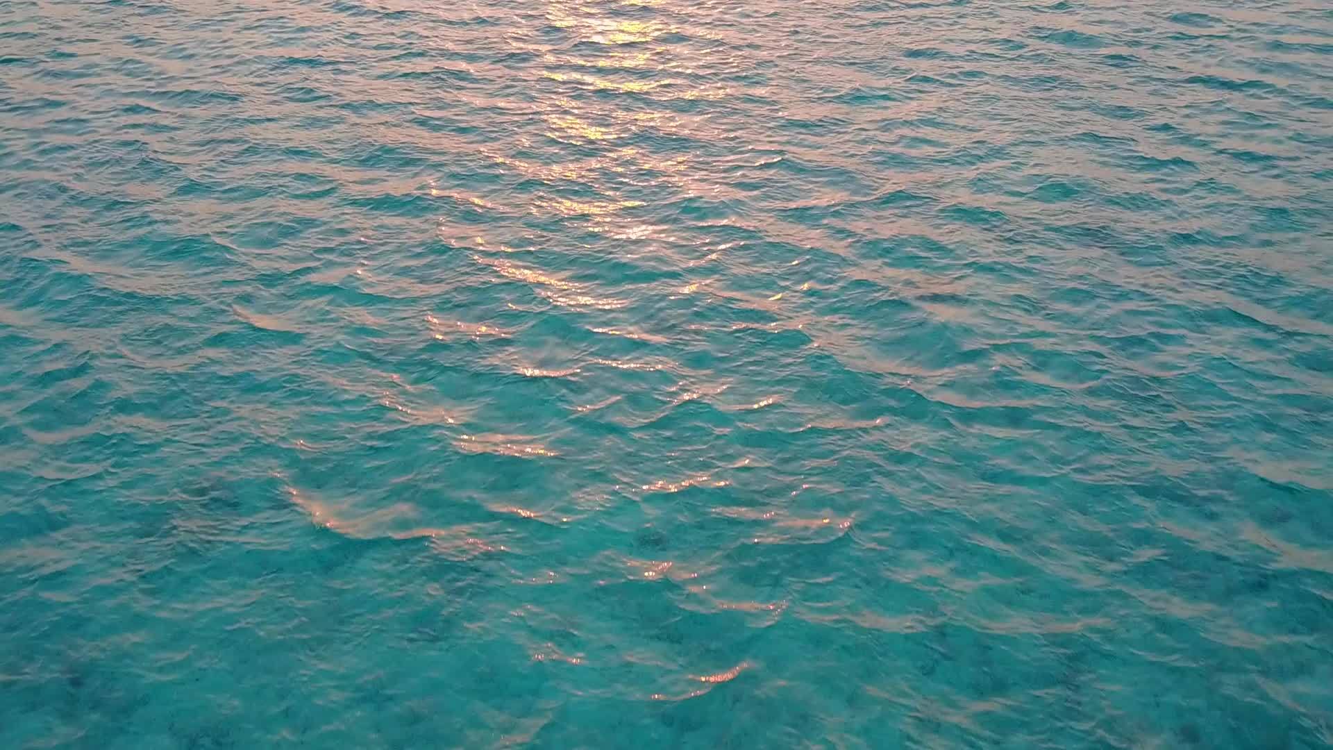 蓝色环礁湖和白色沙滩的背景是海浪附近的轻松海湾海滩视频的预览图